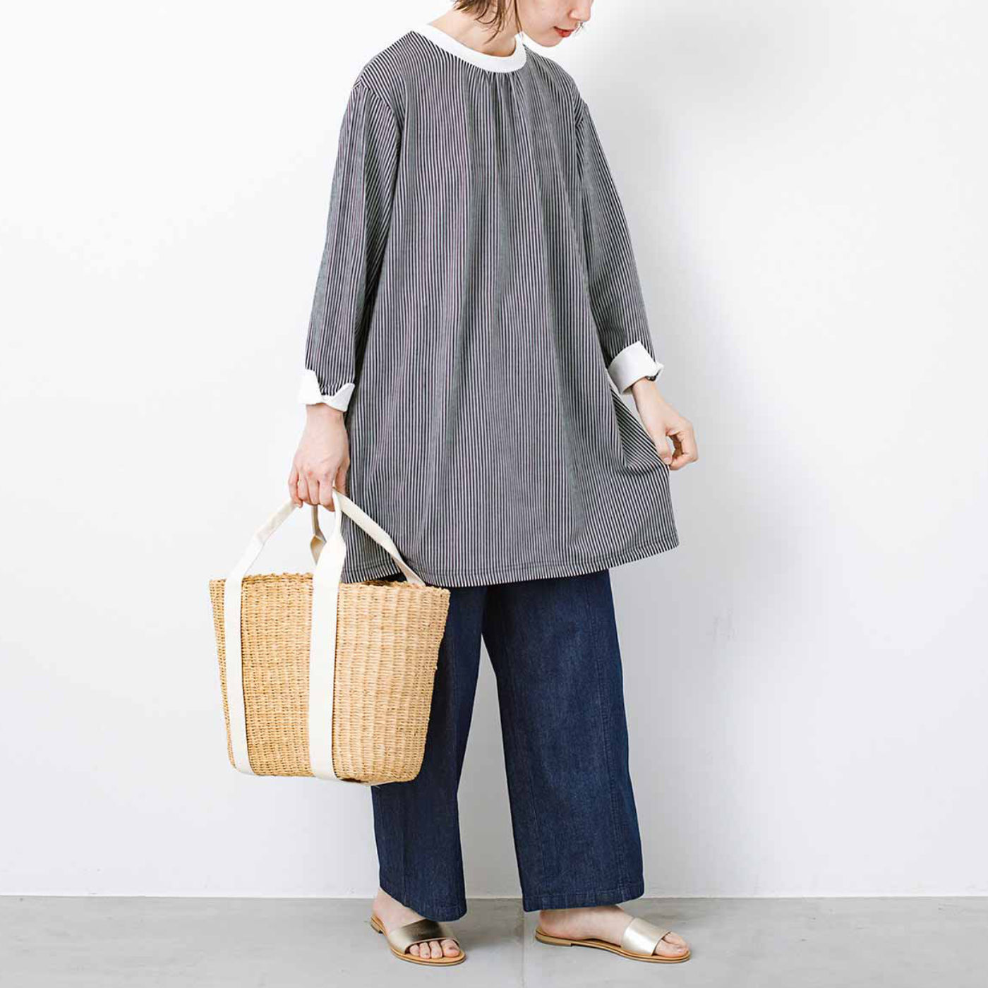 フラウグラット 軽やか＆らくちん♪ クレリックシャツみたいな きれい見えカットソーストライプチュニック〈ブラック〉｜Real  Stock[リアルストック]｜フェリシモ【公式通販】
