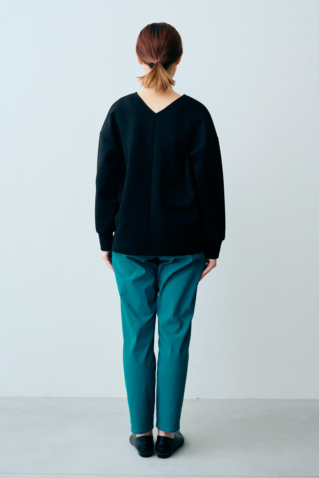 Real Stock|IEDIT[イディット]　ぐいっとしなやか　すっきり美脚がうれしい　ストレッチ布はく素材のエアノビテーパードパンツ　〈グリーン〉|モデル身長：160cm　着用サイズ：M