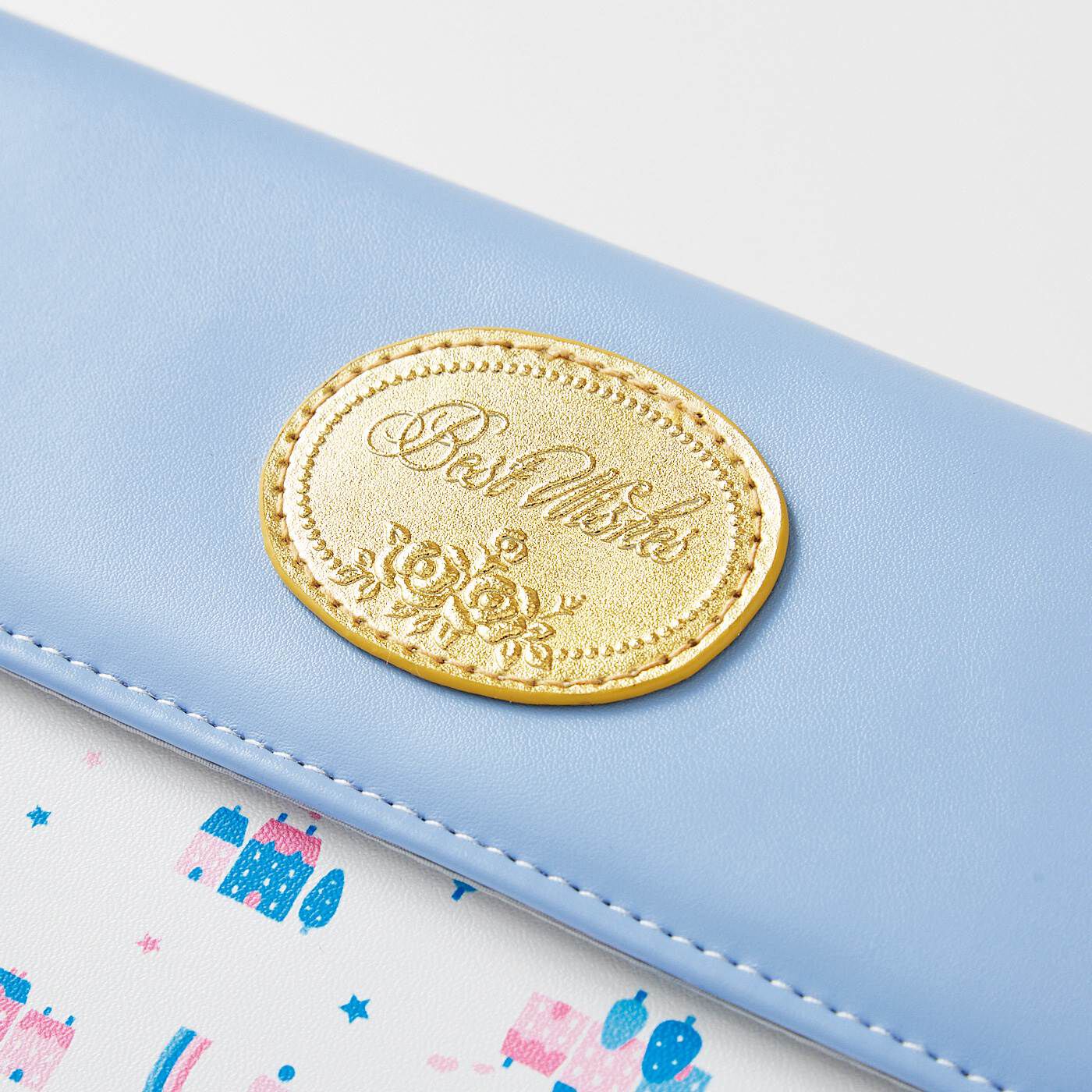 realstock [リアルストック]（Express BOX）|シモジマコラボ　プレゼントみたいなマルチポーチ|「Best Wishes」の金色シールをイメージしたフラップ。