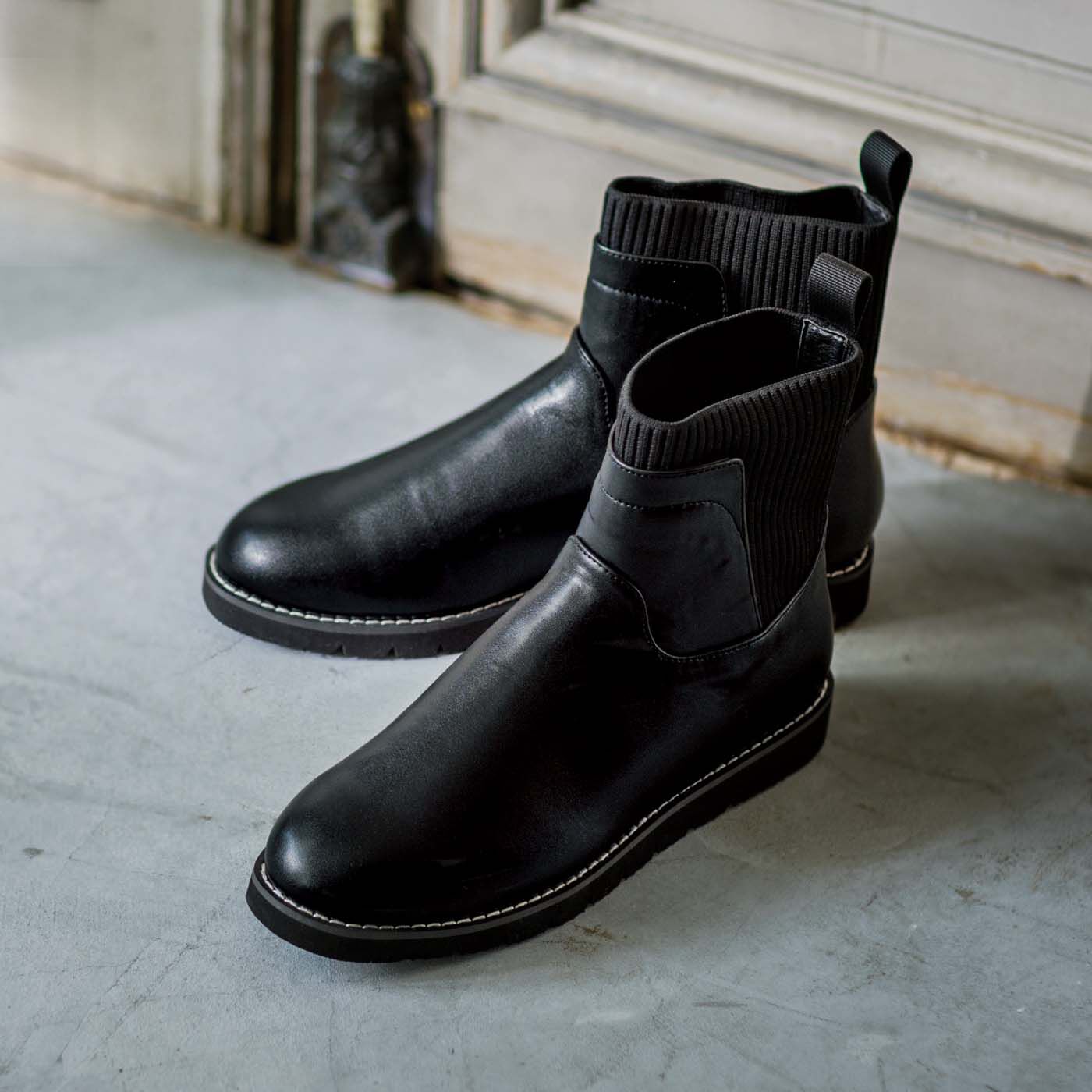 Real Stock|UP.de　きちんと見えるのにするんと履ける らくちんニット遣いの防水仕様ブーツ|コーデの定番になりそうな上品カジュアルなブラックブーツ。厚底なのに軽く、ストレッチニットの足口も履きやすい。