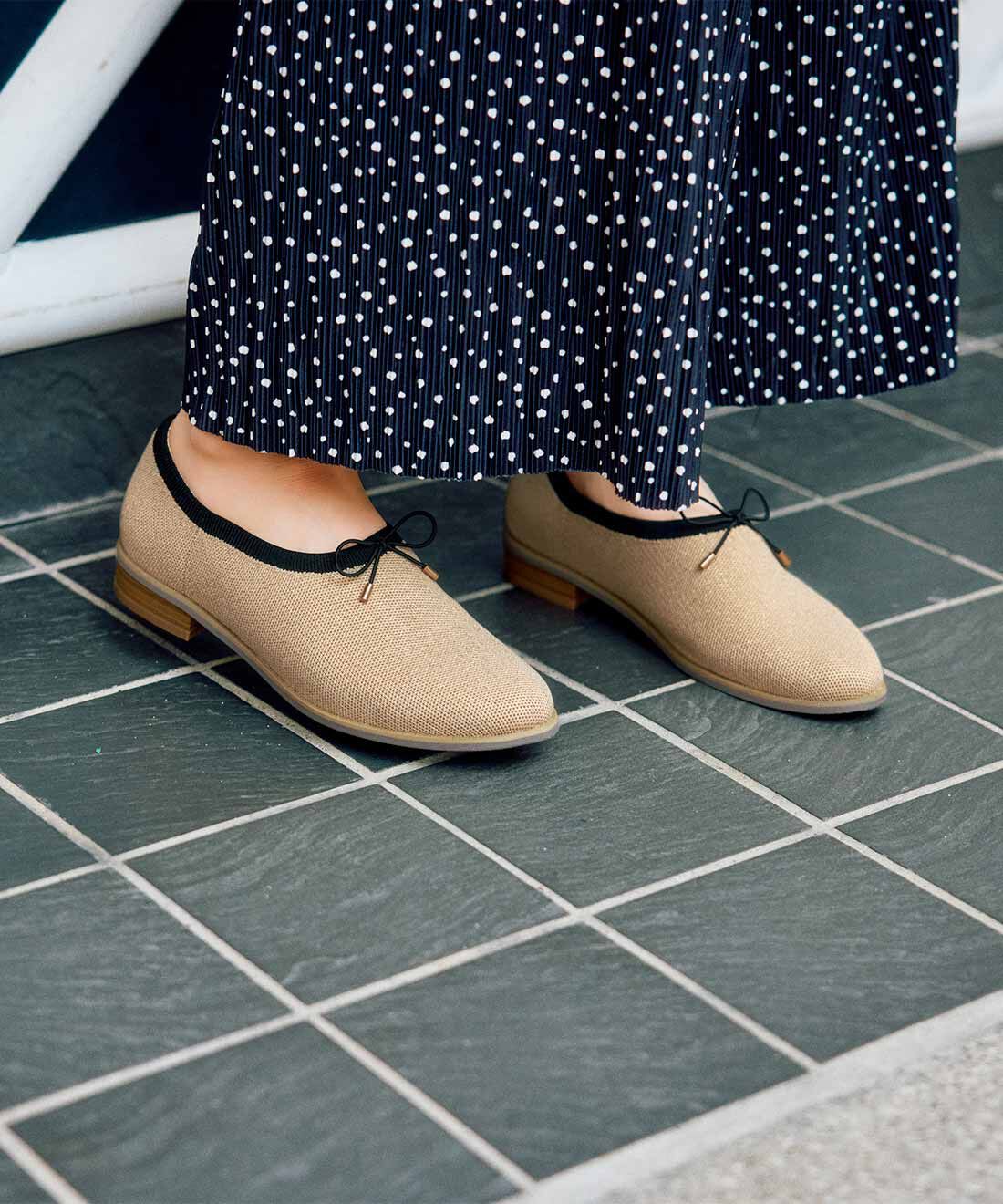 realstock [リアルストック]（Express BOX）| 【3～10日でお届け】リブ　イン　コンフォート　はまじとコラボ　　ほんのりラメが上品な　リボンニットシューティ〈ベージュ〉