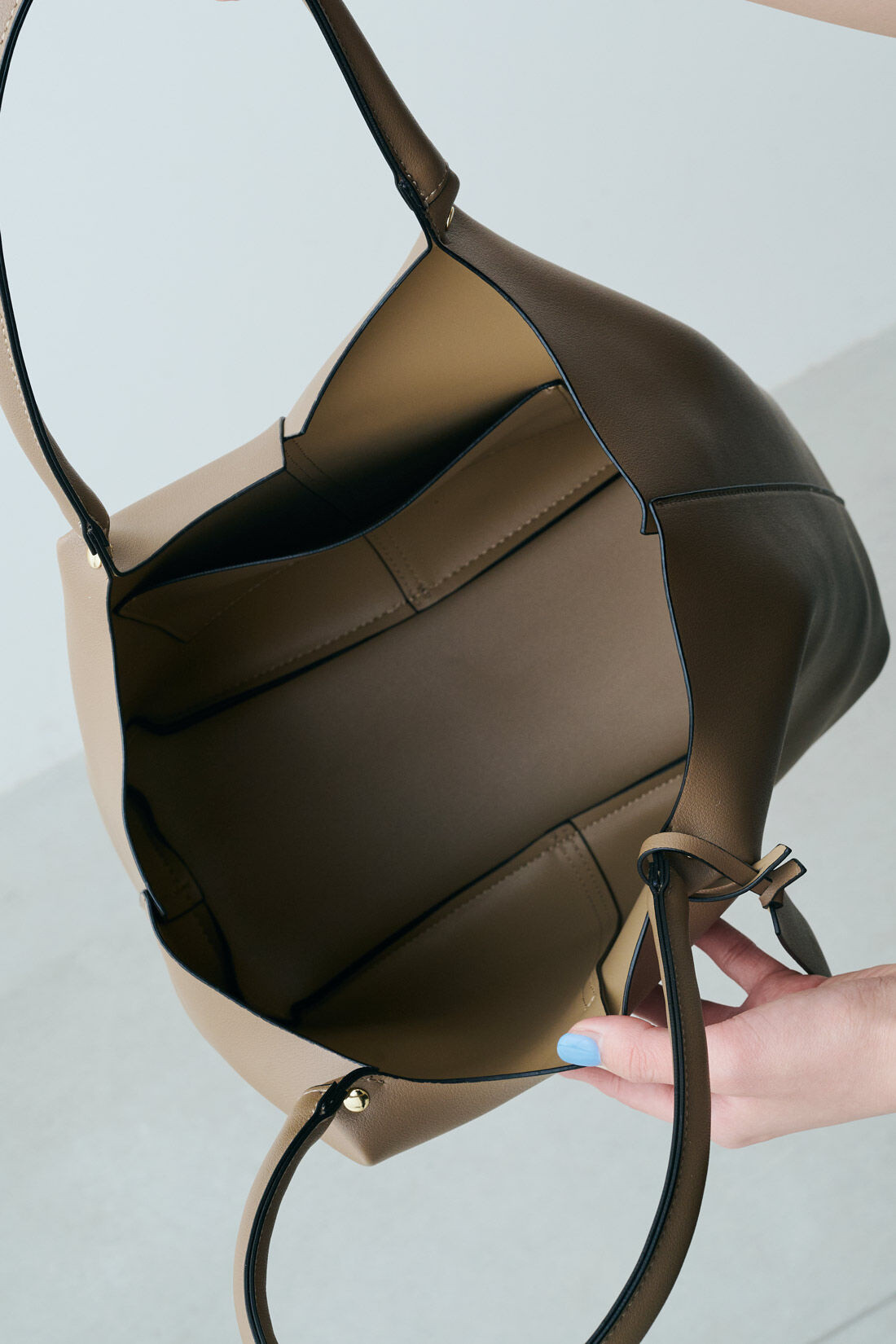realstock [リアルストック]（Express BOX）|IEDIT[イディット] SELECT　フロントステッチがアクセント　軽量合皮の軽やかトートバッグ
