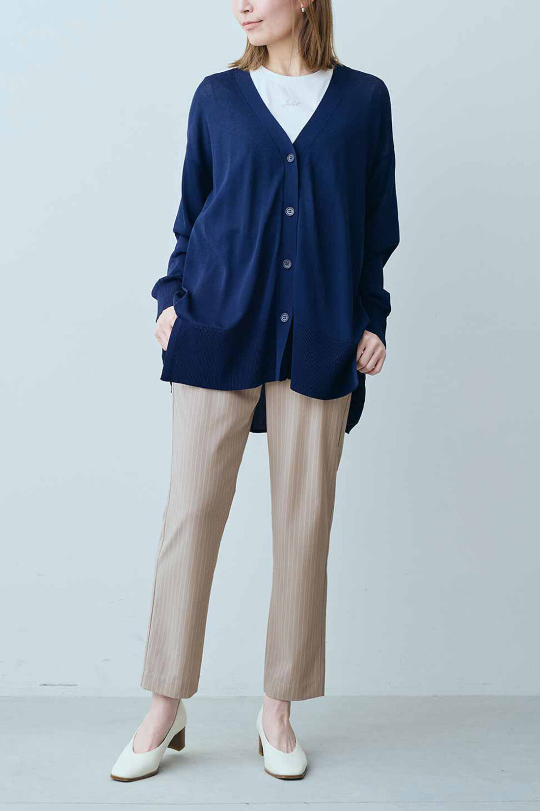 Real Stock|IEDIT[イディット]　UVカット・接触冷感・撥水（はっすい）加工がうれしい エアノビ涼やかきれい見えテーパードパンツ〈ライトグレーストライプ〉|モデル身長：164cm　着用サイズ：M