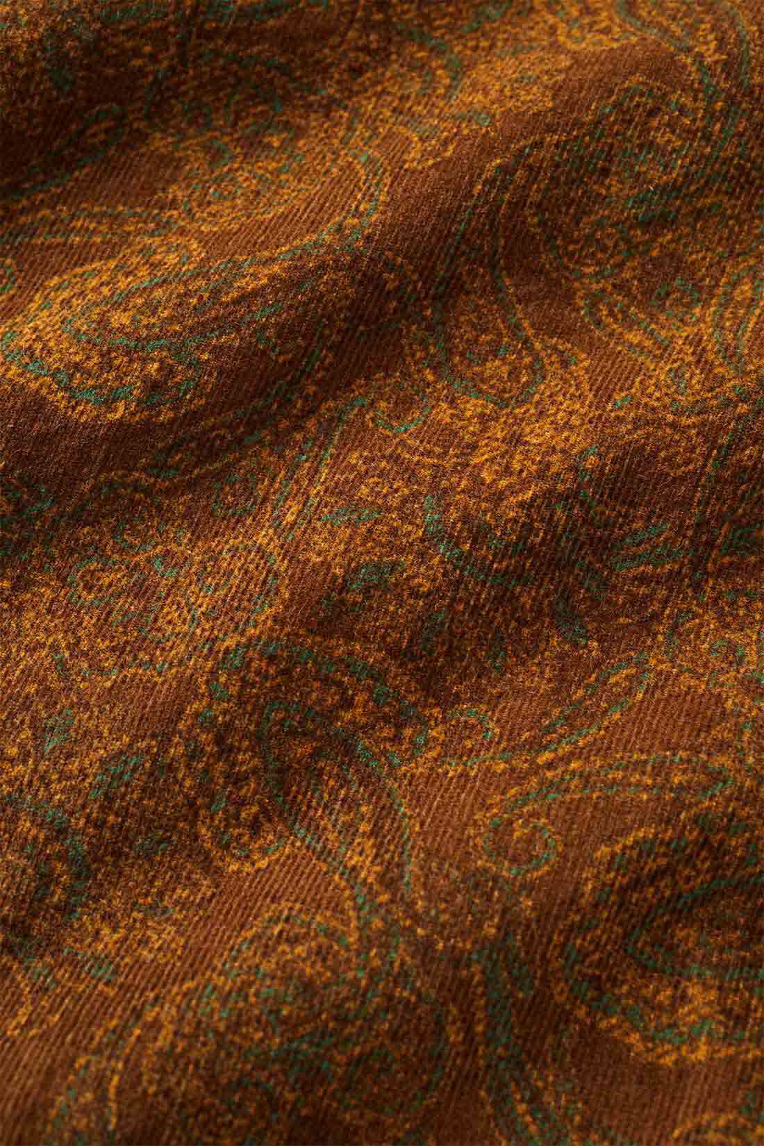 Real Stock|THREE FIFTY STANDARD　ペイズリー柄の細コールパンツ〈ブラウン〉|コーデュロイに特殊な加工で凹凸感を出しているから、柄の陰影が際立って深みのある表情に。