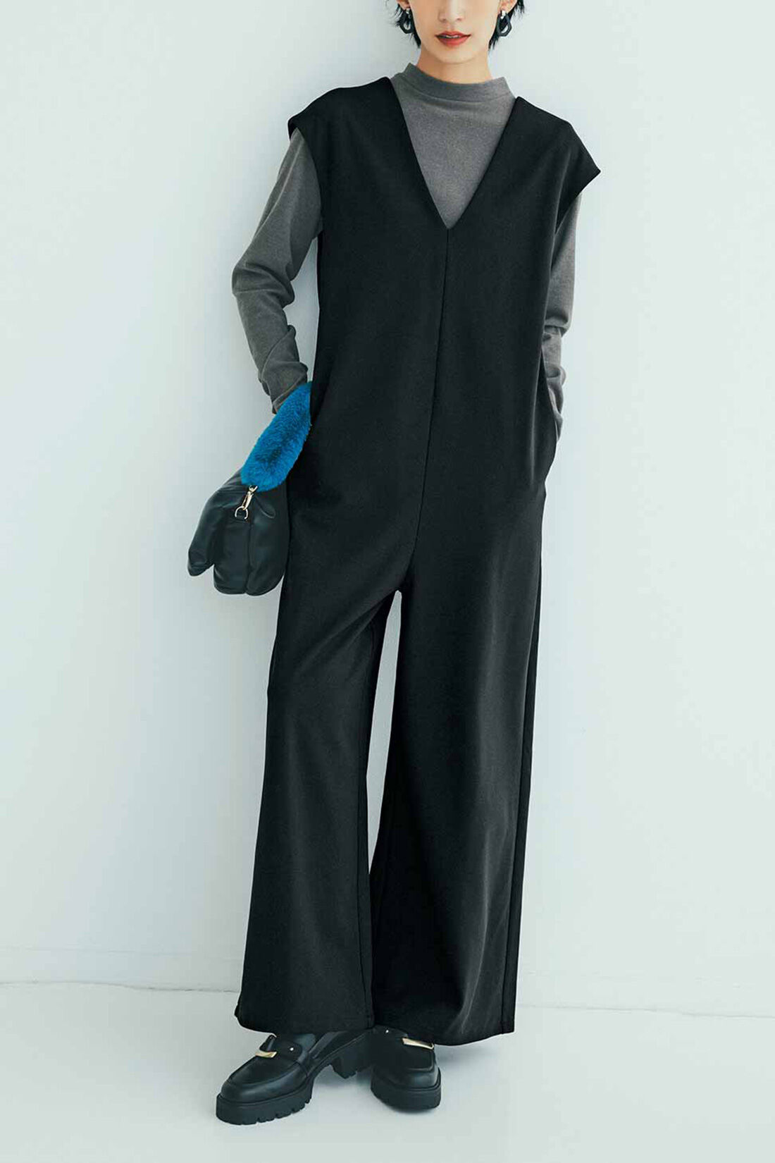 Real Stock|IEDIT[イディット]　シックなワントーンが大人っぽい　あったか素材のカットソーサロペットセット〈グレー×ブラック〉