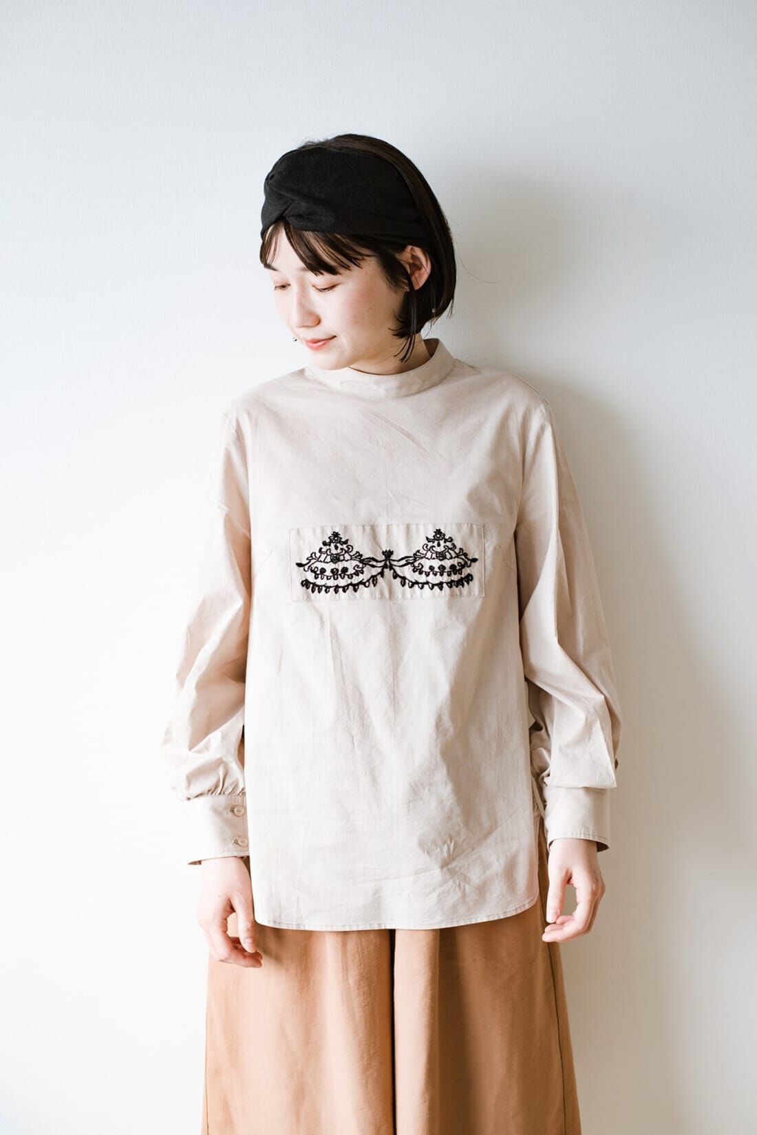 realstock [リアルストック]（Express BOX）|ｈａｃｏ！　上品な刺繍がまるでレースのよう　オーガニックコットンの袖ぽんわりブラウス　ｆｒｏｍ　Ｓｔｉｔｃｈ　ｂｙ　Ｓｔｉｔｃｈ〈ベージュ〉