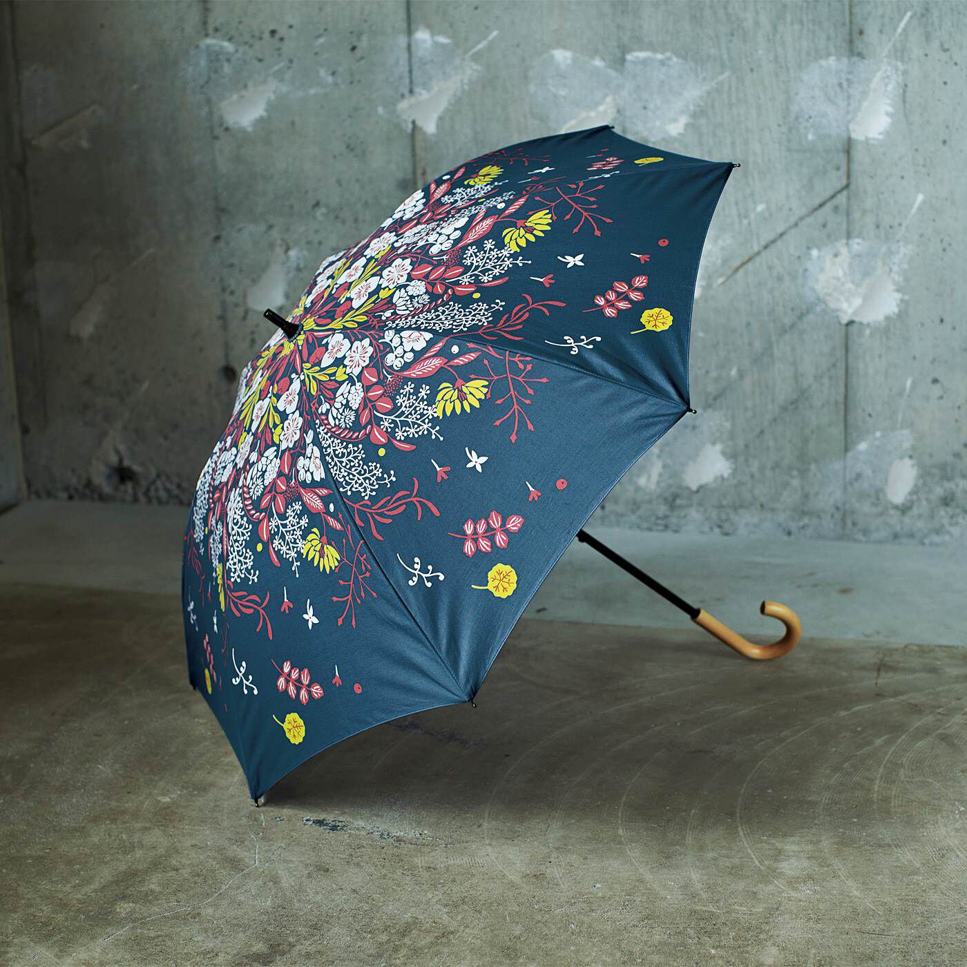 Real Stock|el:ment×山本祐布子　お花のブーケが舞い落ちる 熟練の傘職人さんが作る晴雨兼用傘〈ストーンネイビー〉