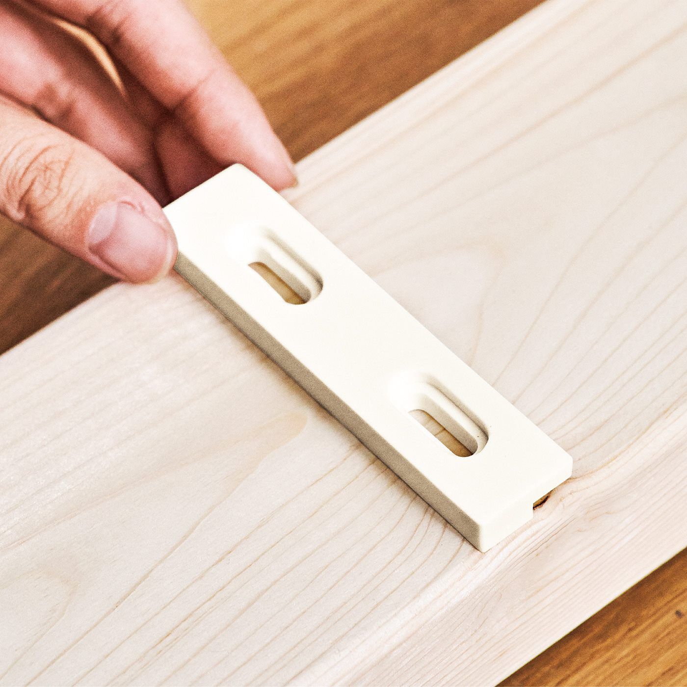 Real Stock|木材1本からはじめるお手軽DIY　棚を増やしてカスタマイズ 1×6棚受用アジャスター〈14.6cm・ホワイト〉|取り付け寸法より20mm短い1×6材を用意します。 HOW TO USE　1．棚の取り付け位置を確認する。