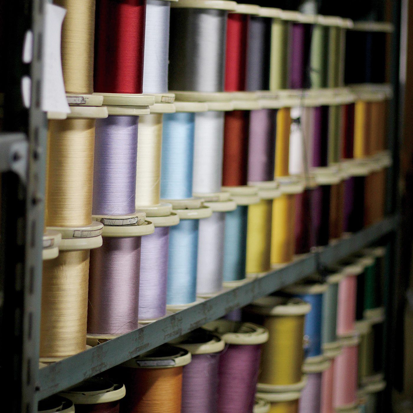 Real Stock|el:ment　京都の織屋さんで仕立てた　優雅なシルク糸遣いの京織（R）ハーフムーンショルダーバッグ〈六角花柄〉|色彩の美しいシルク糸のボビン。