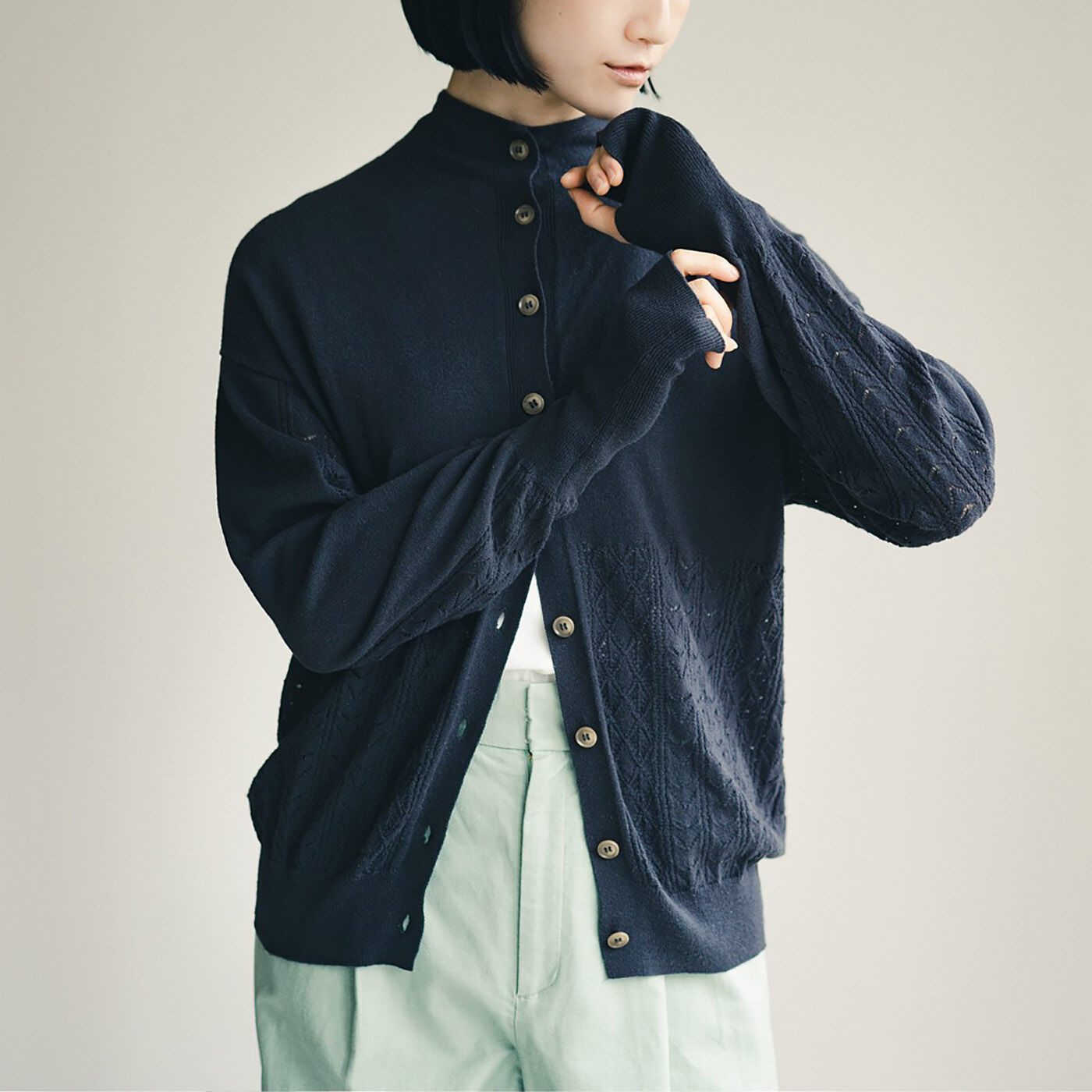 realstock [リアルストック]（Express BOX）|el:ment　透かし編みで風通る　部分UVカットのやわらかコットン100％　ハイネックカーディガン〈ミストグレー〉|モデル身長171cm/サイズM着用　※お届けするカラーとは異なります。