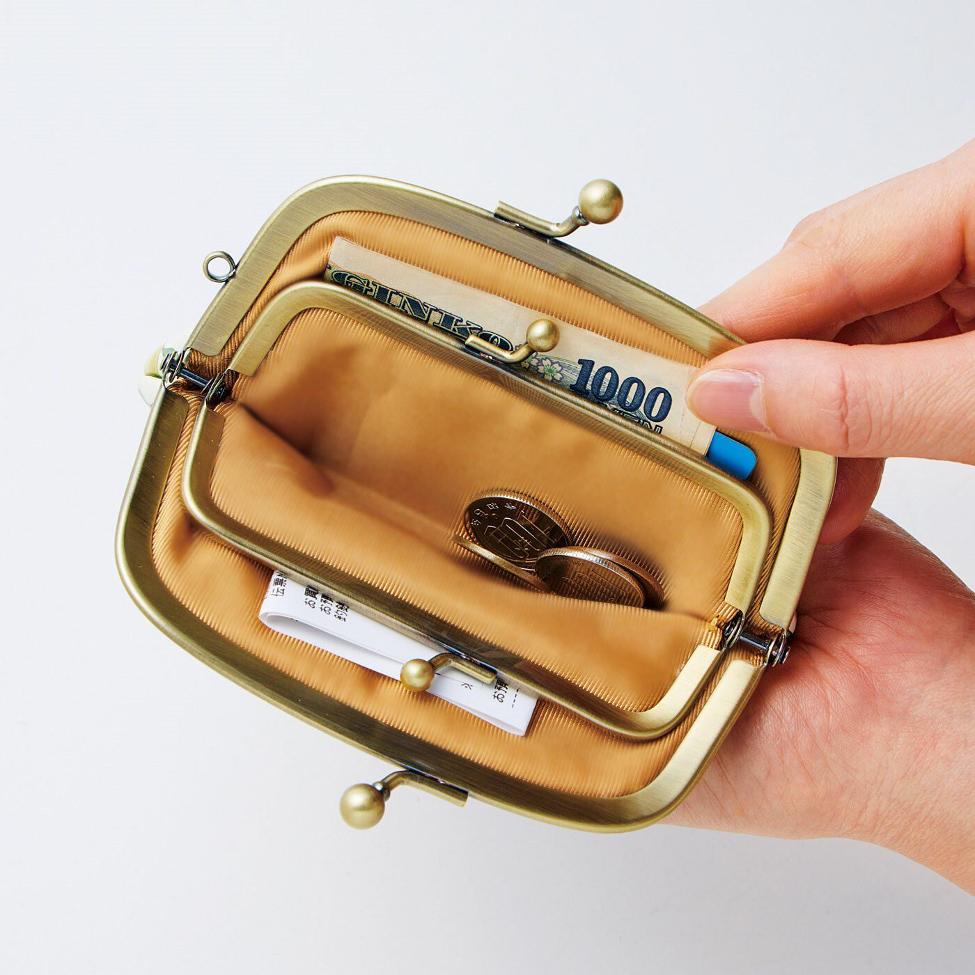 realstock [リアルストック]（Express BOX）|ａｍ＆ｂｅ　アンティークフルーツ　二重の口金で仕分けばっちり　ふっくら実る親子がま口財布|内側のがま口は、小銭やアクセサリーが取り出しやすいよう底浅設計に。