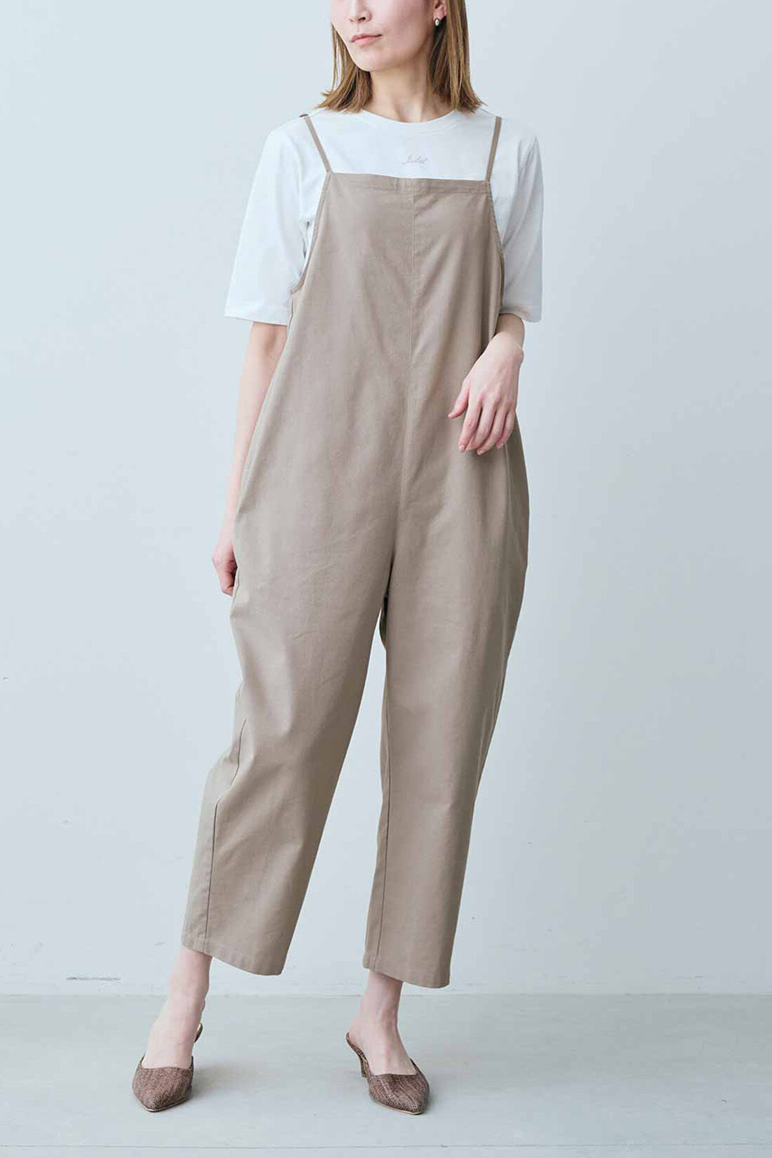 Real Stock|IEDIT[イディット]　きくちあつこさんコラボ 細い肩ストラップが女性らしい ルーズサロペット〈グレージュ〉|モデル身長：164cm　着用サイズ：M