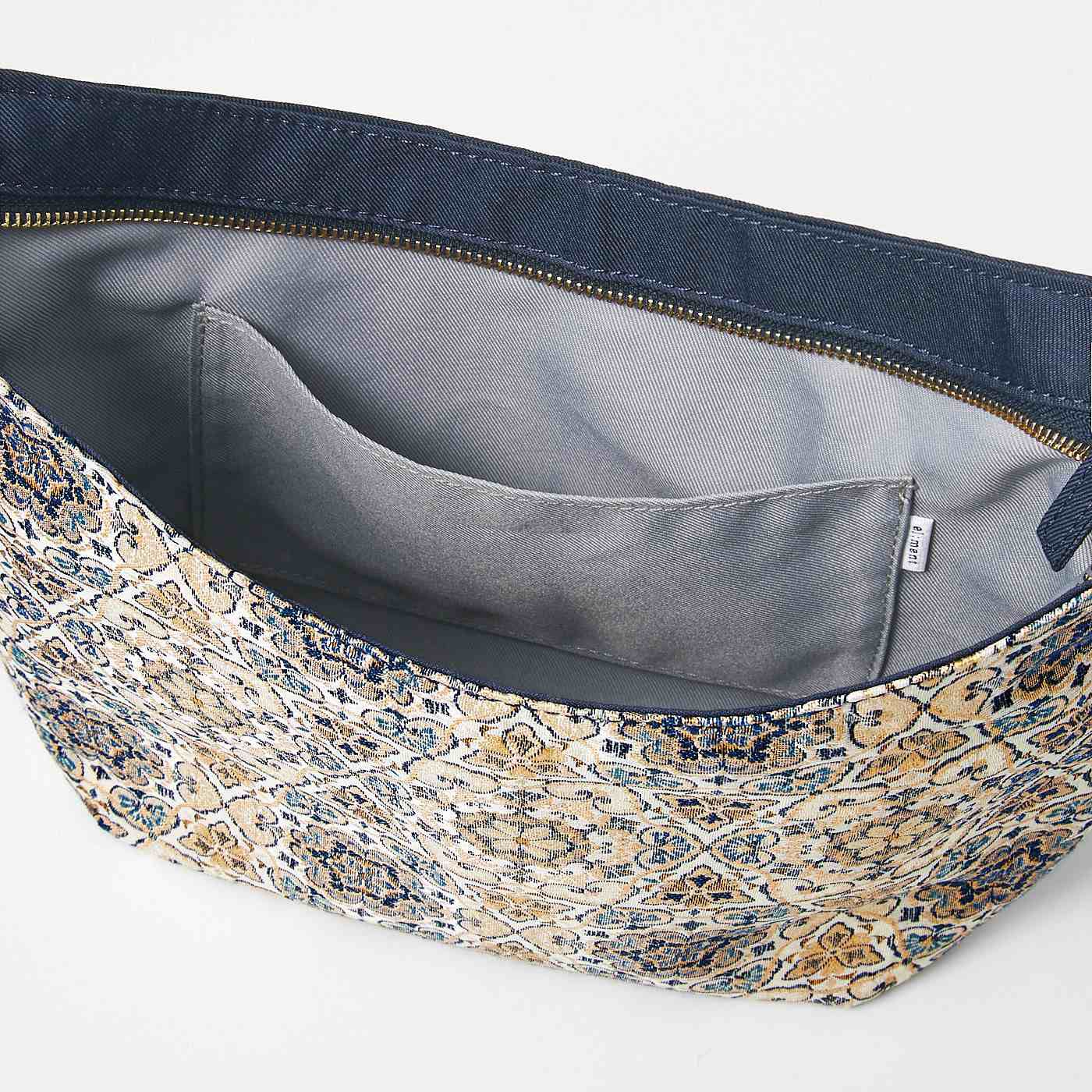 Real Stock|el:ment　京都の織屋さんで仕立てた　優雅なシルク糸遣いの京織（R）ハーフムーンショルダーバッグ〈六角花柄〉|A5サイズの本や長財布もすっぽり。小物を入れるのに便利なオープンポケットがひとつ。