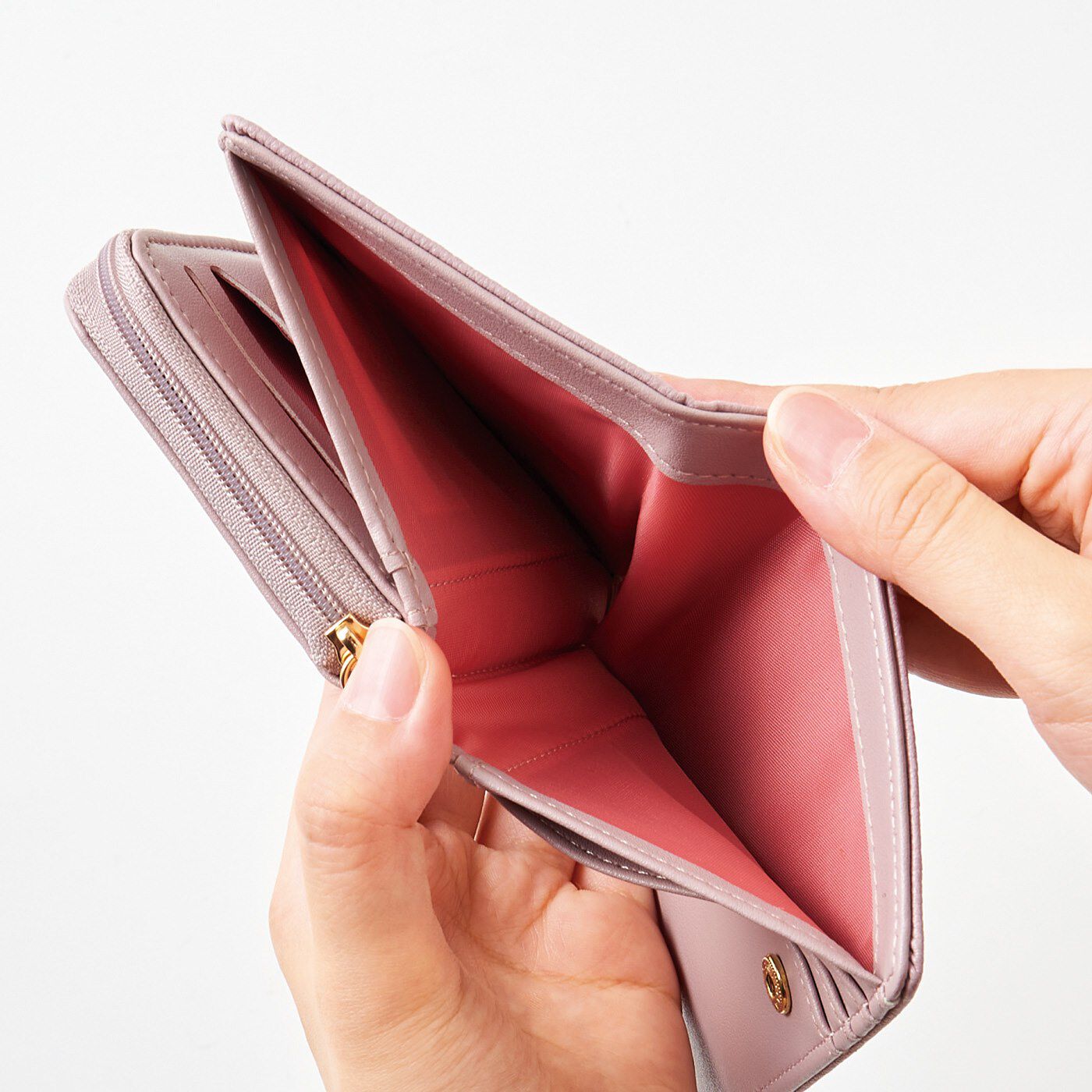 Real Stock|大人さくら色に心躍る　透明ポケットがついた二つ折り財布|お札入れの内側も心華やぐさくら色。