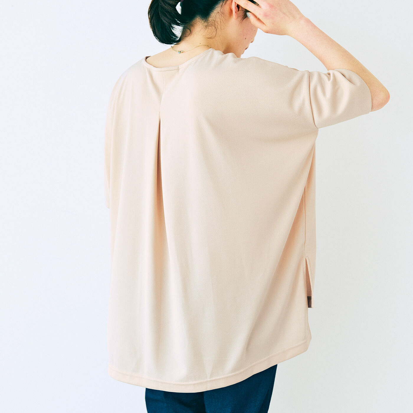 realstock [リアルストック]（Express BOX）|汗と体形をおしゃれにカバー　体操服素材のカットソートップス〈サックスブルー〉|背中にタック入りですっきり見え。これは参考画像です。お届けするカラーとは異なります。