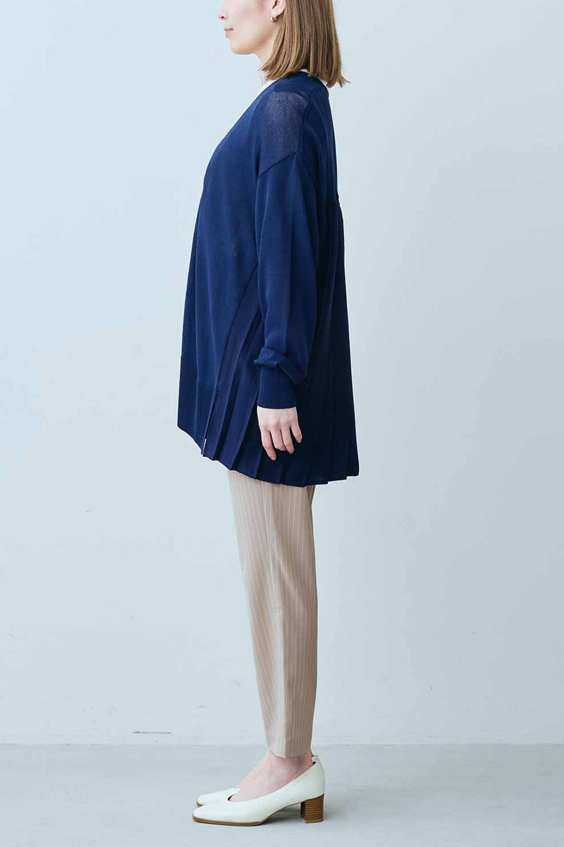 Real Stock|IEDIT[イディット]　UVカット・接触冷感・撥水（はっすい）加工がうれしい エアノビ涼やかきれい見えテーパードパンツ〈ライトグレーストライプ〉|モデル身長：164cm　着用サイズ：M