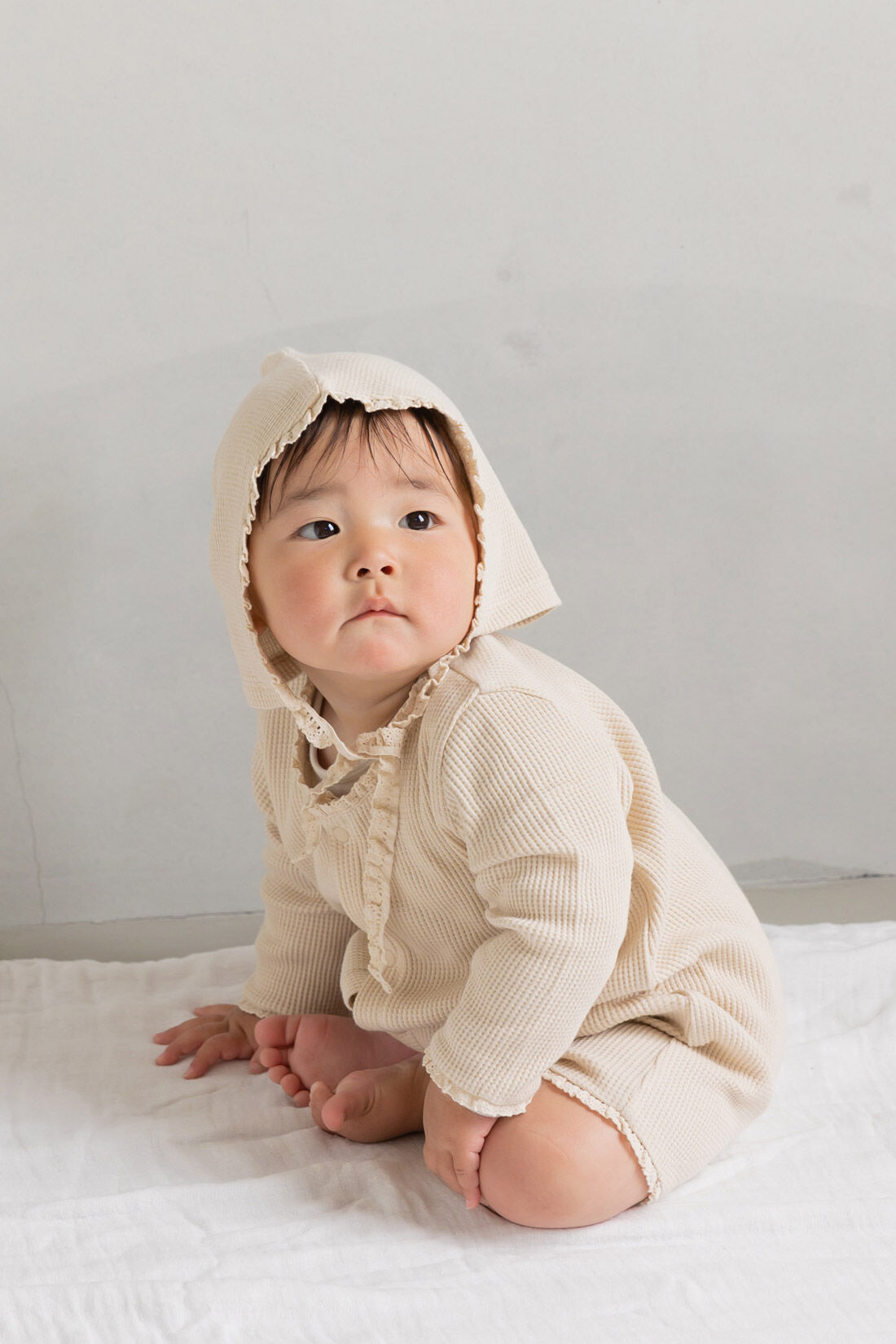 realstock [リアルストック]（Express BOX）|【3～10日でお届け】Moredde　セレモニーにも使える　ロンパース＆ボンネットセット〈ベージュ〉