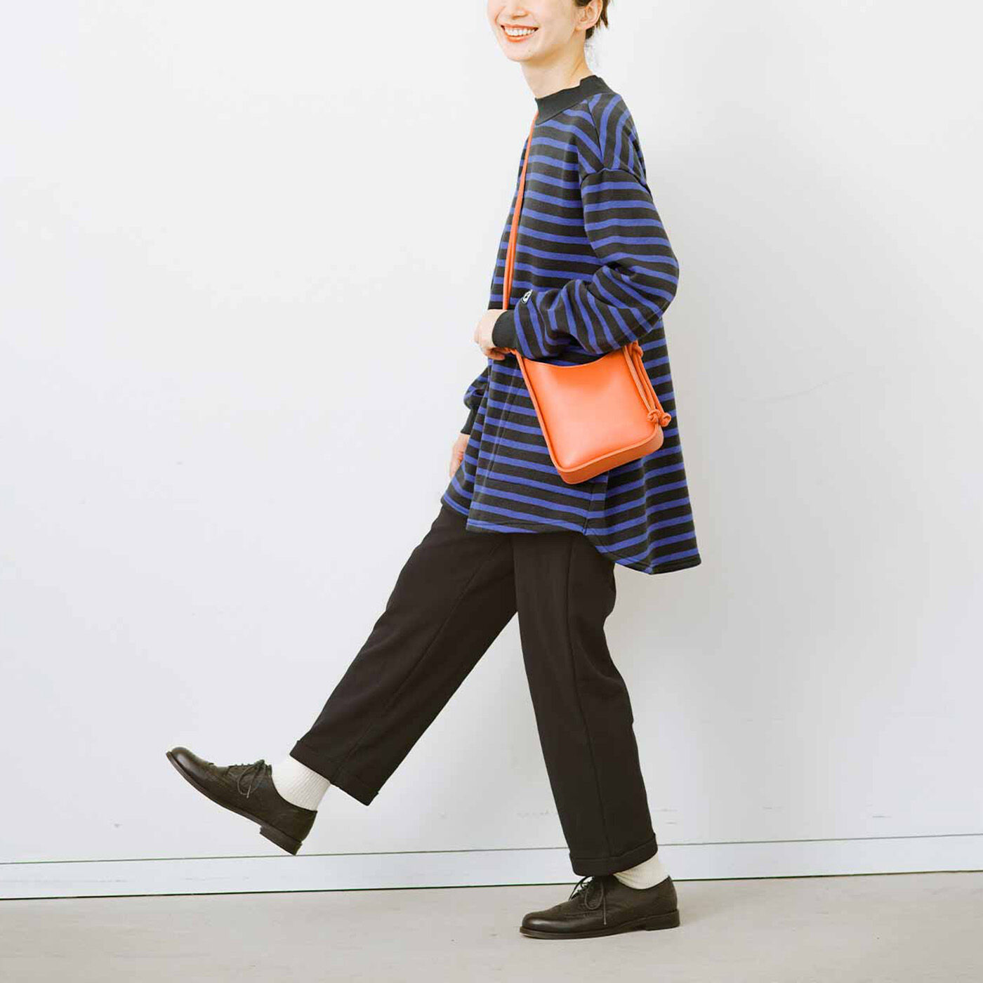 realstock [リアルストック]（Express BOX）|フラウグラット　シックな大人色ボーダーの かるホカ裏起毛ひらりチュニック〈ブラック×チョコレート〉|ラウンドすそが、ふんわりおしりをカバー。　※お届けするカラーとは異なります。