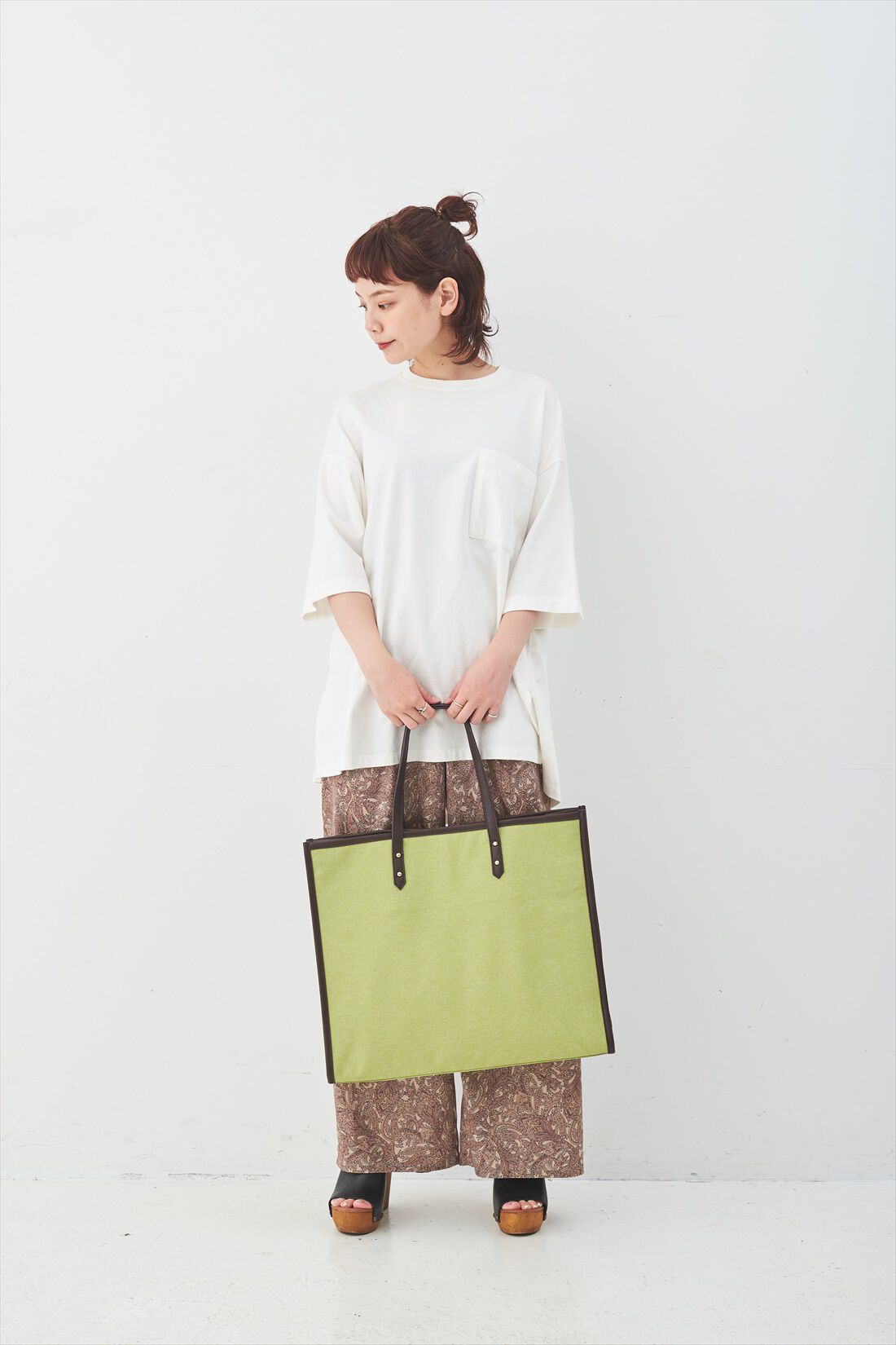 Real Stock|OSYAIRO ジャンボうちわが入るパイピングトートバッグ〈グリーン〉|持った時のサイズ感はこれくらい。肩かけもOK。