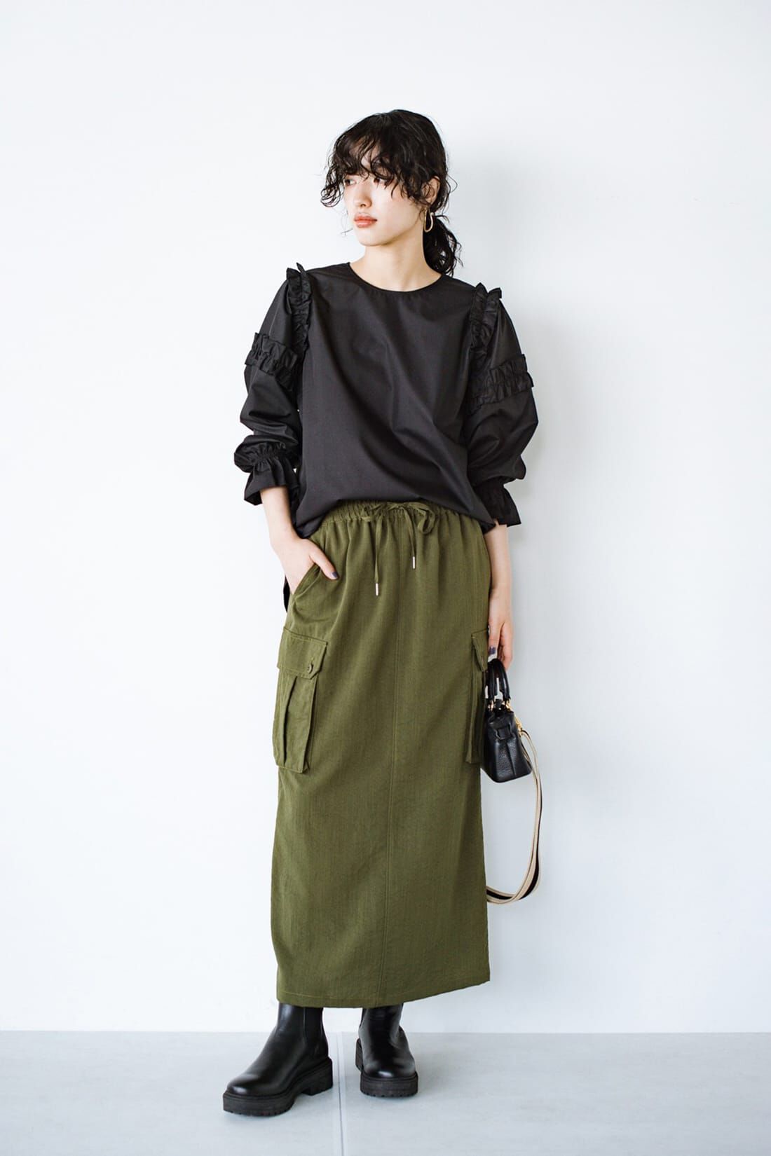 Real Stock|ｈａｃｏ！ ジャンスカのインにも対応 ジレにも合わせたい袖のかわいさ光るフリルブラウス ｂｙ ｑｕｅ ｍａｄｅ ｍｅ〈ブラック〉