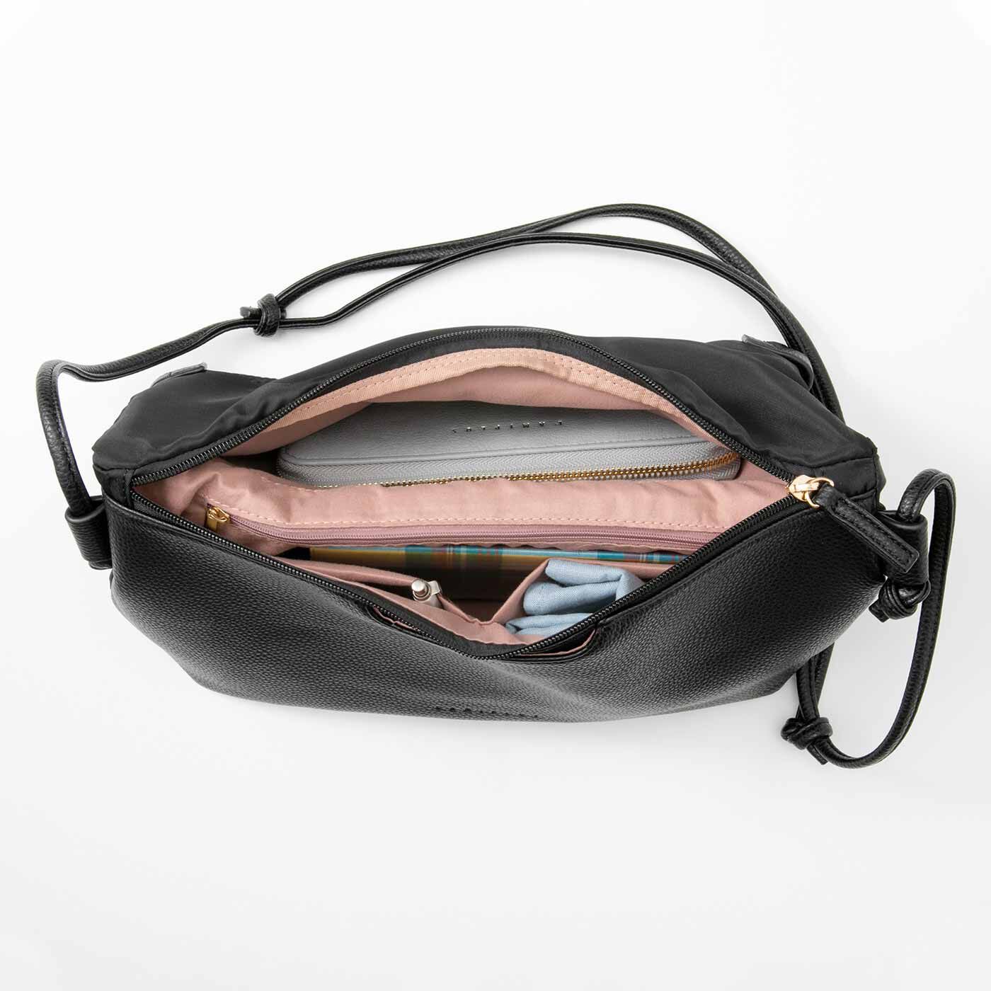 Real Stock|ラミプリュス　A4サイズが入るバッグに変身 パタパタ折り返しポケットが便利なショルダーバッグ|ハーフ使いのときは、真ん中でセパレート。ファスナーポケットとオープンポケットも付いて整とんOK。