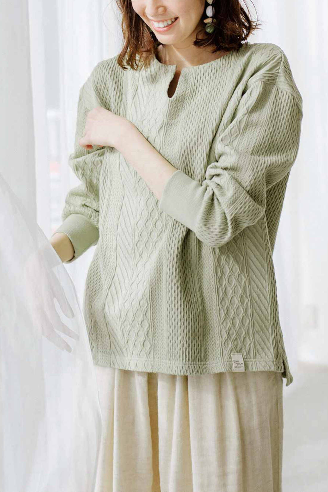 Real Stock|Live love cottonプロジェクト　リブ イン コンフォート　編み柄が素敵な袖口リブオーガニックコットントップス〈ホワイト〉|※着用イメージです。お届けするカラーとは異なります。