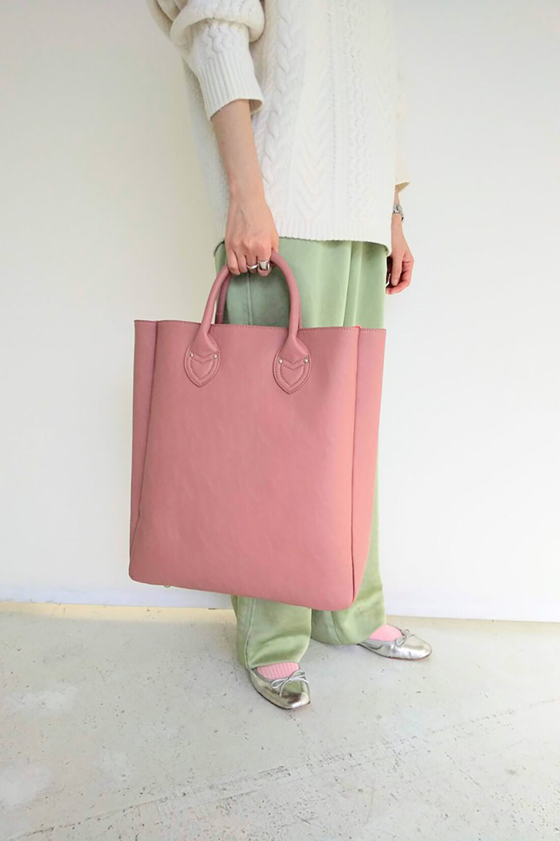 Real Stock|【3～10日でお届け】OSYAIRO カラーを楽しむ　大きな内ポケット付きビッグトートバッグ〈ピンク〉|持った時のサイズ感はこれくらい。