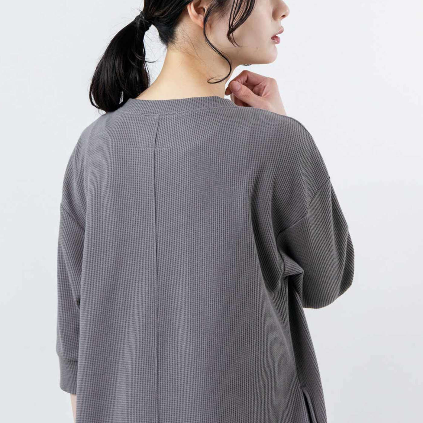Real Stock|フラウグラット 伸びやからくちん♪ 着心地さらりのきれいめワッフルチュニック〈ブラック〉|センター切り替えですっきりきれいな後ろ姿。これは参考画像です。お届けするカラーとは異なります。