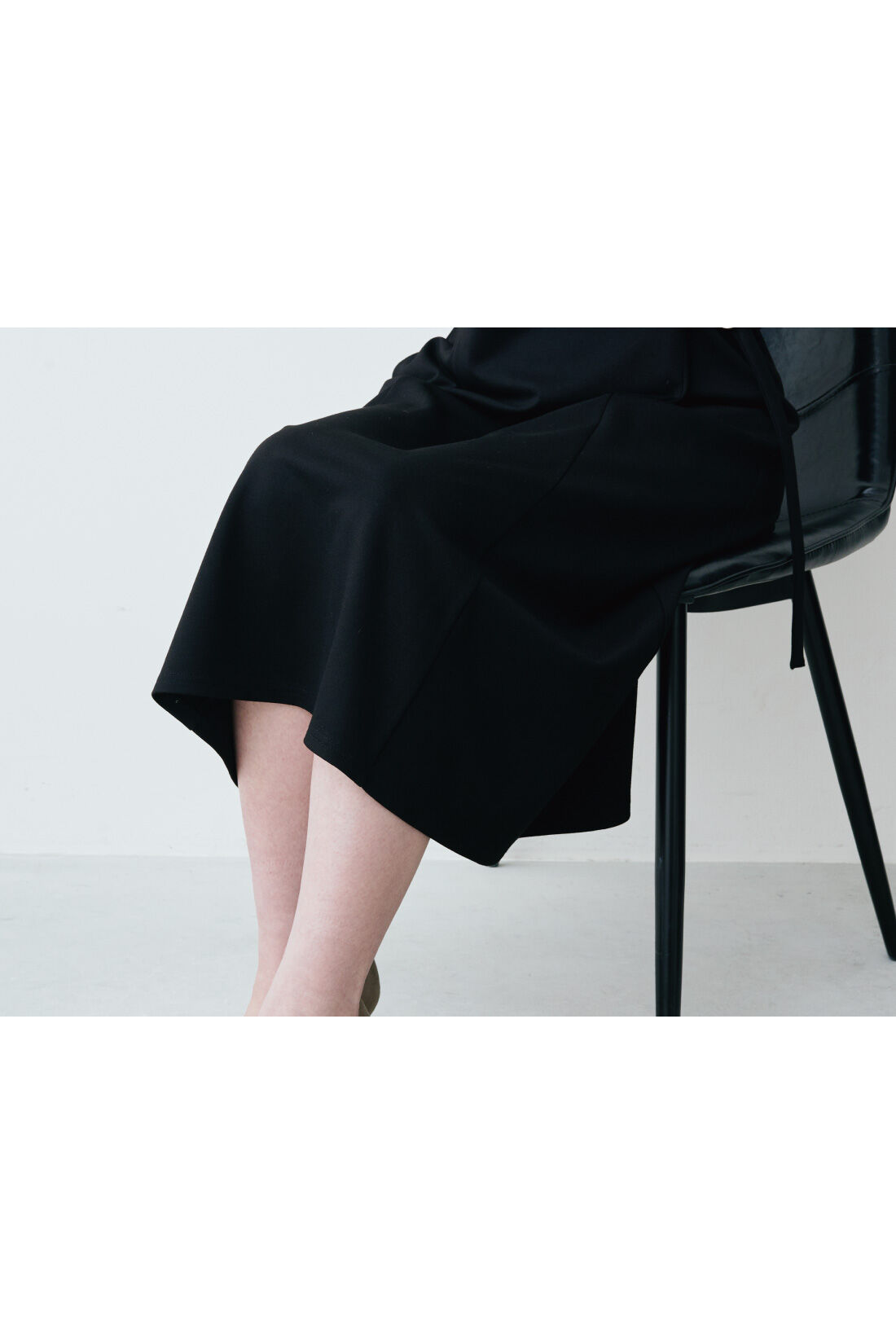 Real Stock|IEDIT[イディット]　こだわり満載7つ星★ 大人の女性をきれいに魅せる「これさえあれば」の頼れるブラックワンピース〈5〉|立っても座っても上品な安心のひざ下丈。　※お届けするデザインとは異なります。