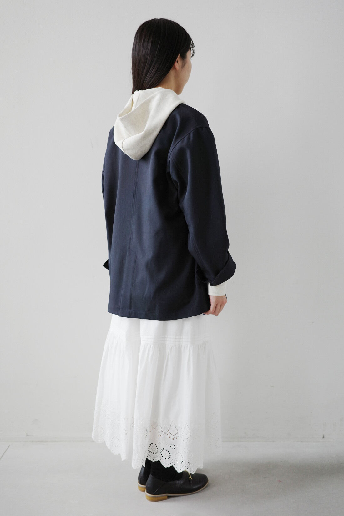 realstock [リアルストック]（Express BOX）|【3～10日でお届け】リブ イン コンフォート 莉子さんとつくった パリの蚤の市にありそうなポケット付きのアンティーク風レーススカート〈ホワイト〉|スタッフ身長：160cm　着用サイズ：M