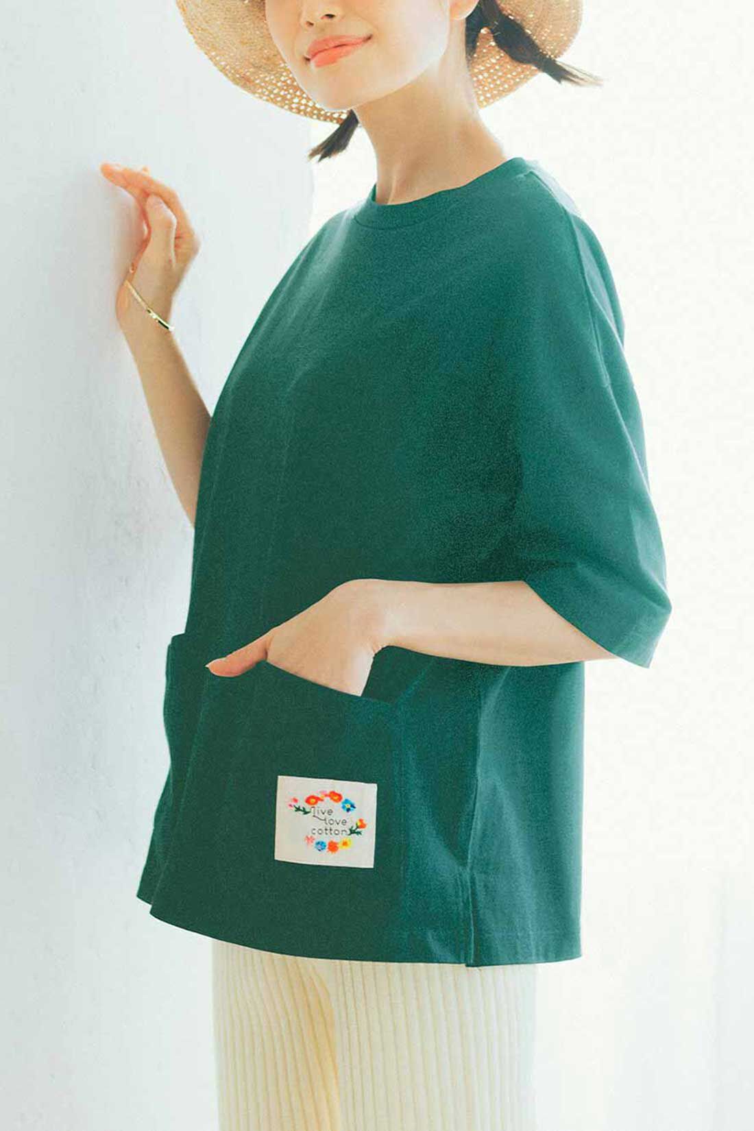 realstock [リアルストック]（Express BOX）|Live love cotton（R）プロジェクト リブ イン コンフォート インドの刺しゅうガールズとつくった つながるフラワー オーガニックコットンポケットTシャツ〈グリーン〉