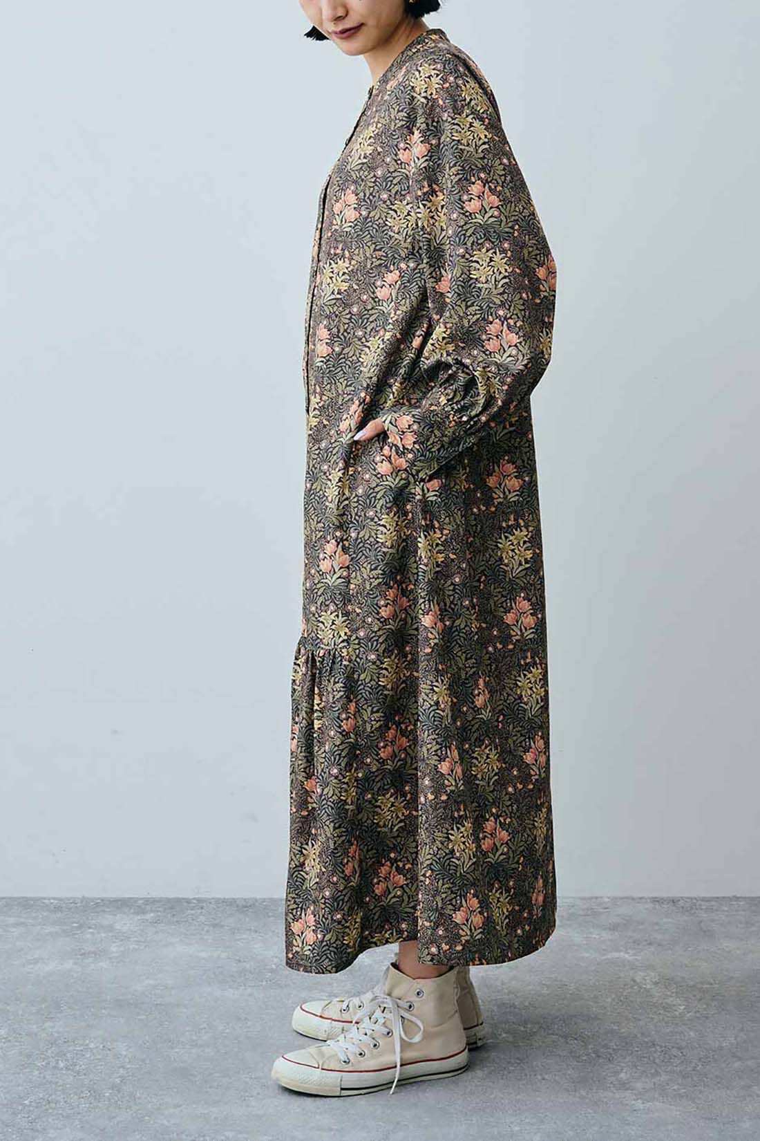 Real Stock|MEDE19F　〈MORRIS Gallery〉プリントロングワンピース〈CHRYSANTHEMUM柄〉|モデル身長：158cm　着用サイズ：M