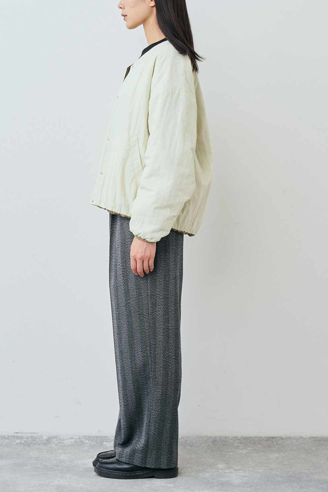 Real Stock|THREE FIFTY STANDARD　リバーシブル中わたキルトジャケット〈アイボリー×カーキ〉|モデル身長：163cm　着用サイズ：M