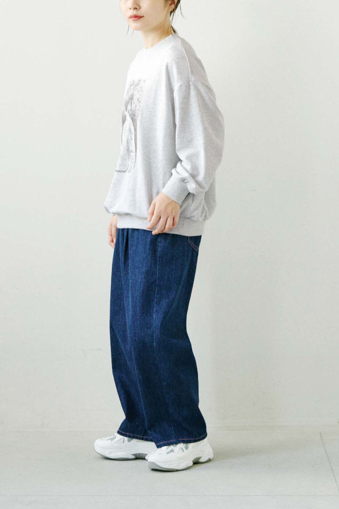 realstock [リアルストック]（Express BOX）|シロップ.×ミュージアム部　フランスの印象派画家モネの肖像 プリントスウェット|身長158cm/Mサイズ着用