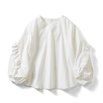 ディテールが印象的なホワイトブラウスＩＥ