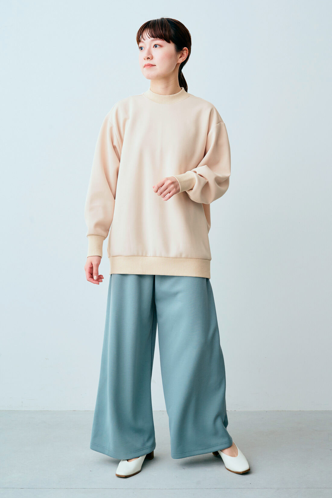 Real Stock|IEDIT[イディット]　フォトグラファー花盛友里さん×IEDIT[イディット]　デザインスウェットトップス＆イージーワイドパンツセット〈ベージュ×グリーン〉|モデル身長：163cm　着用サイズ：M