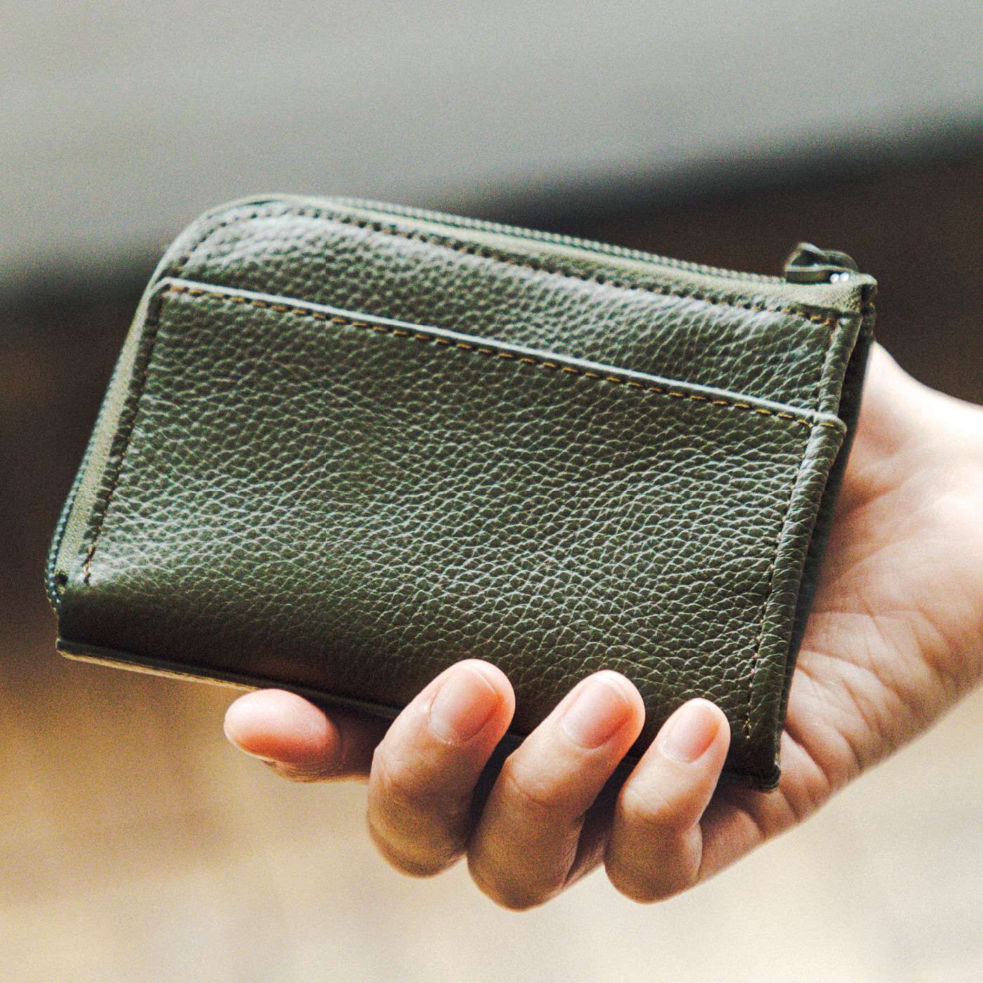 Real Stock|ちょうどいい大きさが手になじむ　本革ミニマム財布〈モスグリーン〉|手のひらに収まるサイズ感。