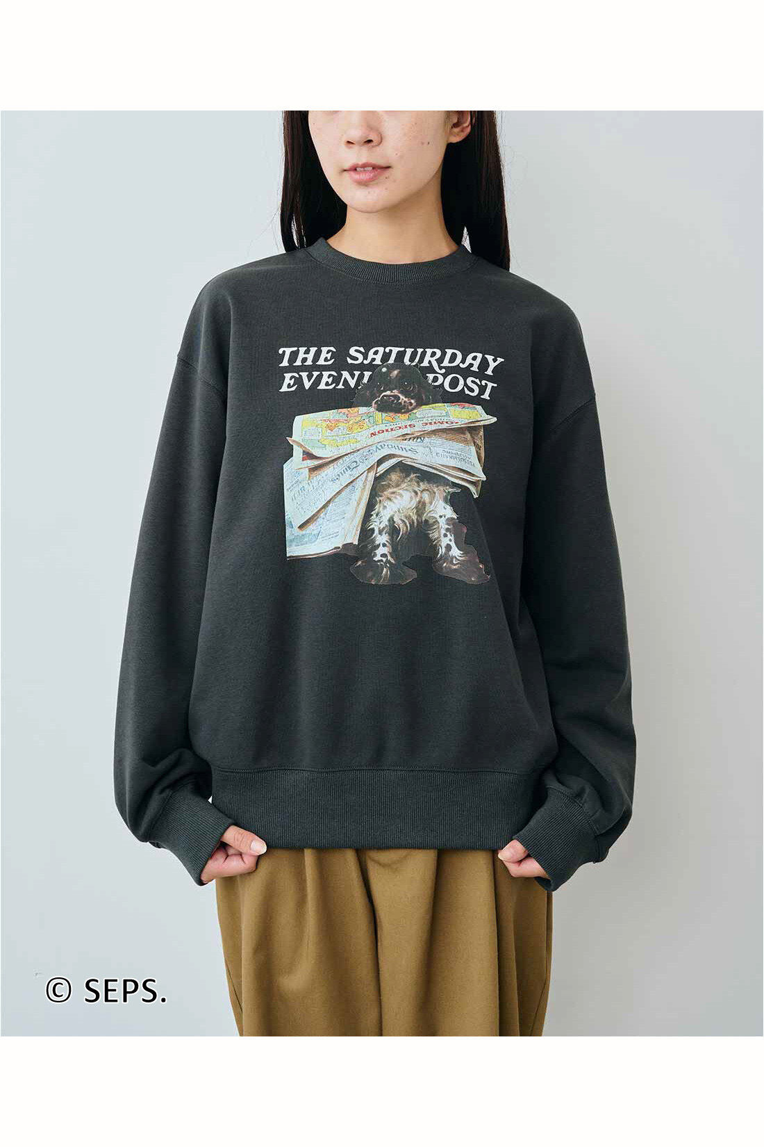 Real Stock|THREE FIFTY STANDARD　Saturday Evening Post ヴィンテージライクプリントトレーナー〈チャコールグレー〉|モデル身長：163cm　着用サイズ：M