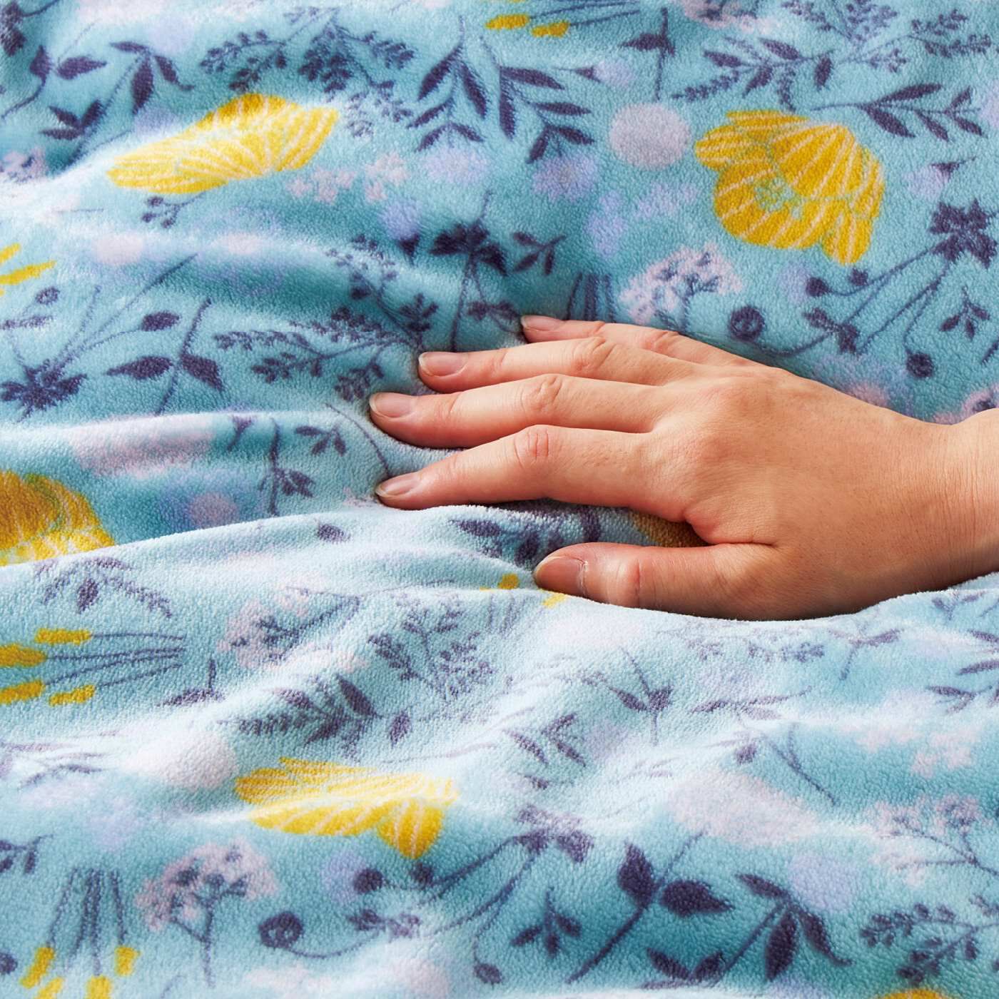 realstock [リアルストック]（Express BOX）|クーフゥ　眠りに至福の肌心地　ほかとろリバーシブル枕カバー〈木陰の花々〉〈ブルー〉|とろすべでやや光沢のあるフランネル生地は、ずっとさわっていたくなる素材感。