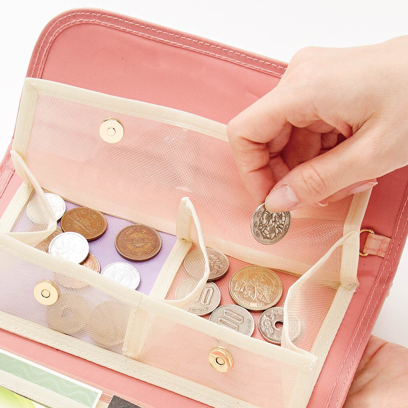 Real Stock|LITALICO×CCP　見渡しやすさ＆つかみ取りやすさ抜群 スマホも入る透けるメッシュ財布〈ピンク〉|小銭入れもマグネットボタン式。がばっと開いてコインをつかみやすい。