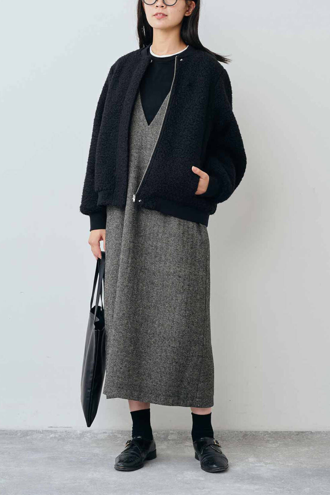 Real Stock|THREE FIFTY STANDARD　ヘリンボーン素材のジャンパースカート〈チャコールブラウン〉|モデル身長：163cm　着用サイズ：M