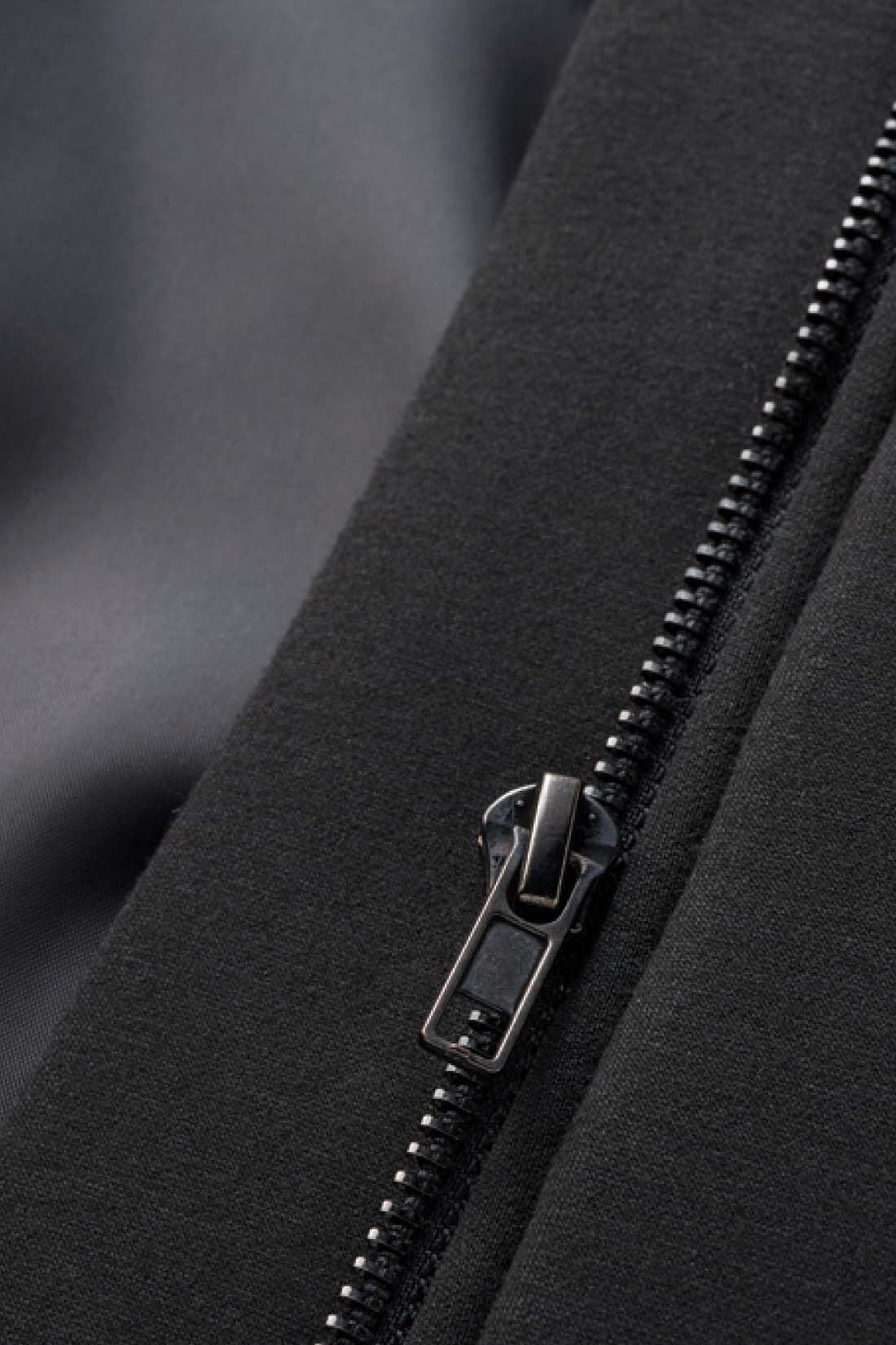 Real Stock|IEDIT[イディット]　シルエット変化を楽しむ ダンボール素材×キルティングの切り替えデザインコート〈ブラック〉|きちんと裏地付きのコート仕立てなので、袖のすべりもよく暖か。