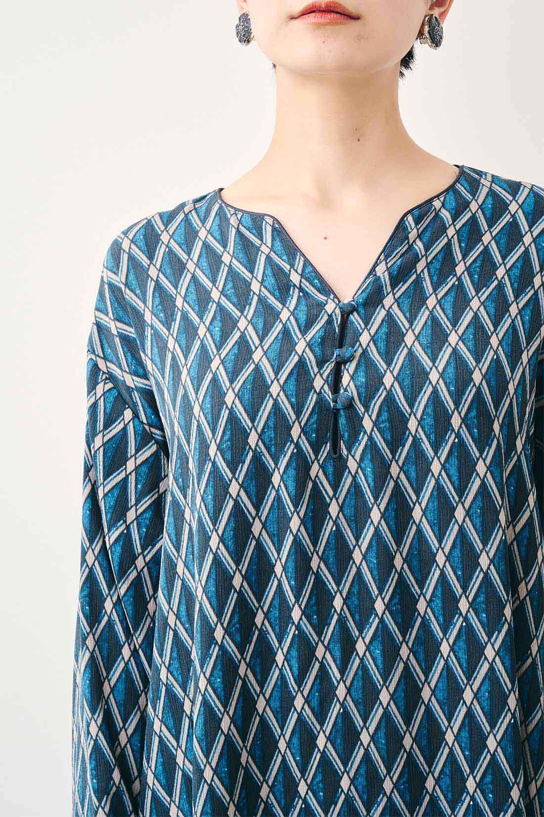 Real Stock|MEDE19F　ミュルーズモダン〈「ミュルーズ染織美術館」アーカイブコレクション〉 ヴィンテージパターン プリントカフタンワンピース〈ブルー〉|衿端や袖に配したサテンのパイピングが柄を引き締めます。くるみボタンもアクセントに。