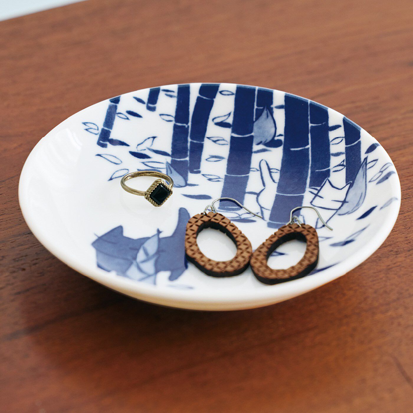 Real Stock|日本画家 久保智昭さんとつくった　猫と縁起物の染付風のお皿|アクセサリー置きとしても活躍。