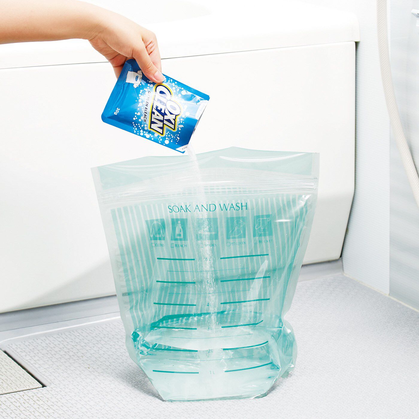 Real Stock|がんこ汚れの予洗いや洗い分けに便利な つけ置き洗濯ジッパーバッグ|How to Use　1．洗濯物の量に合わせて、裏面の水量目盛りを参考に、水と洗剤と洗濯物を入れます。