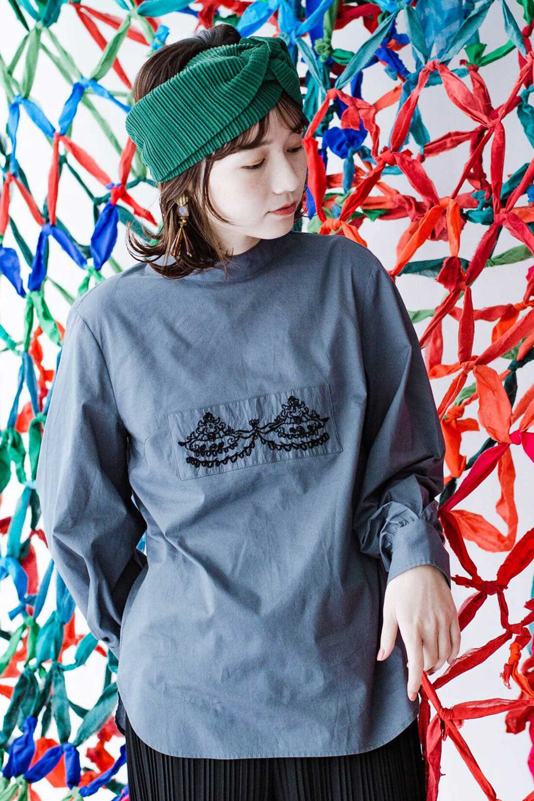 realstock [リアルストック]（Express BOX）|ｈａｃｏ！　上品な刺繍がまるでレースのよう　オーガニックコットンの袖ぽんわりブラウス　ｆｒｏｍ　Ｓｔｉｔｃｈ　ｂｙ　Ｓｔｉｔｃｈ〈グレイッシュブルー〉