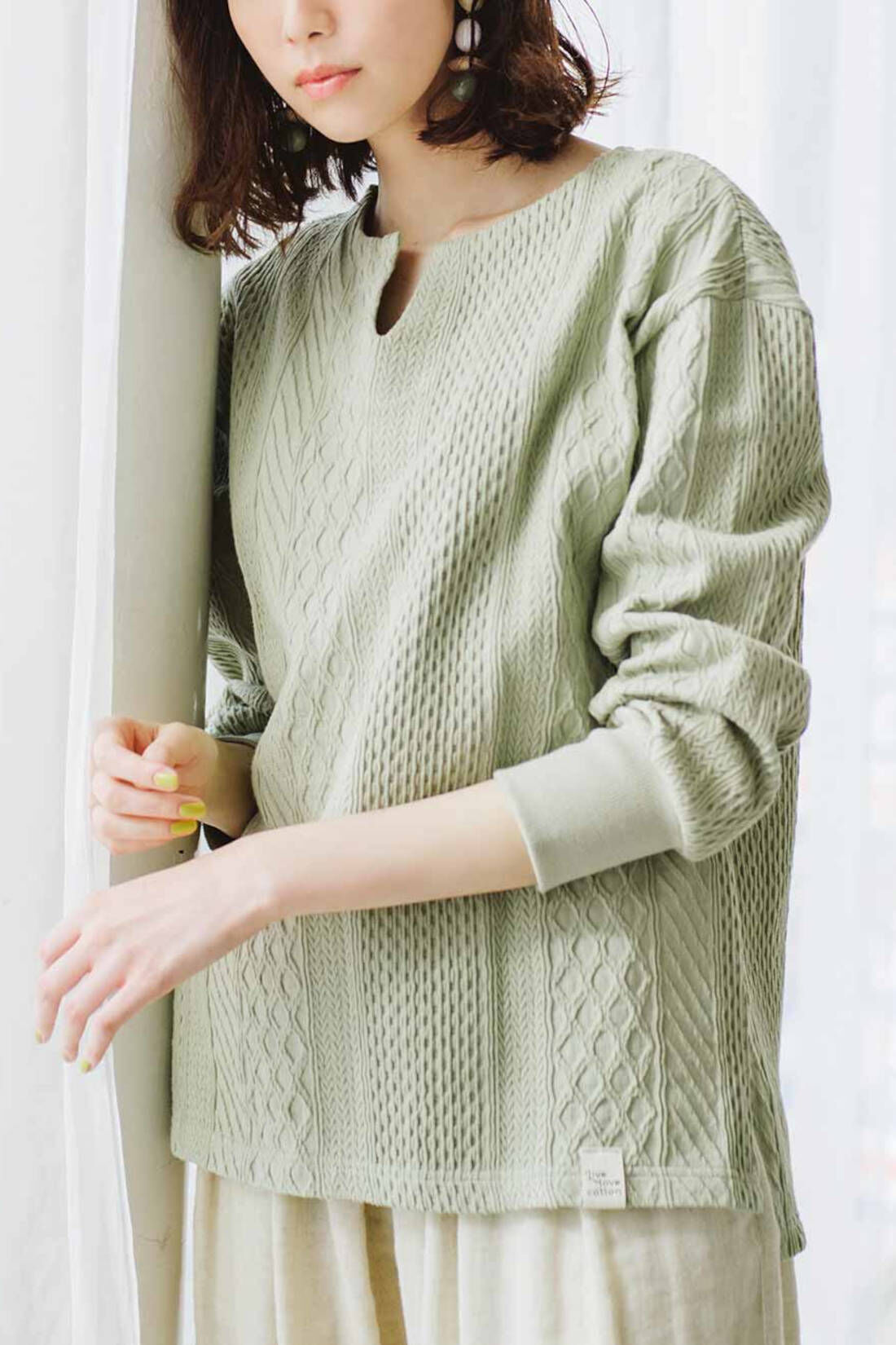 Real Stock|Live love cottonプロジェクト　リブ イン コンフォート　編み柄が素敵な袖口リブオーガニックコットントップス〈ホワイト〉|※着用イメージです。お届けするカラーとは異なります。