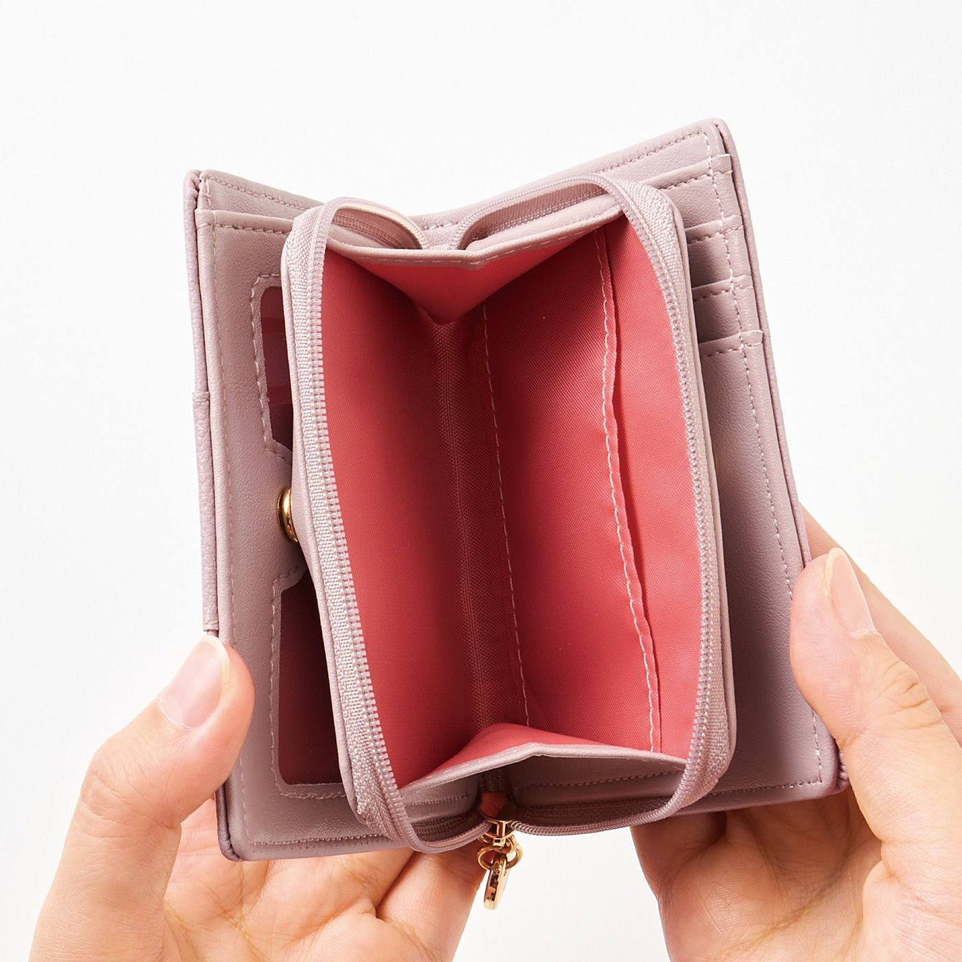 Real Stock|大人さくら色に心躍る　透明ポケットがついた二つ折り財布|二つ折りの真ん中に小銭入れを配置。お財布を開けなくても小銭を取り出せます。