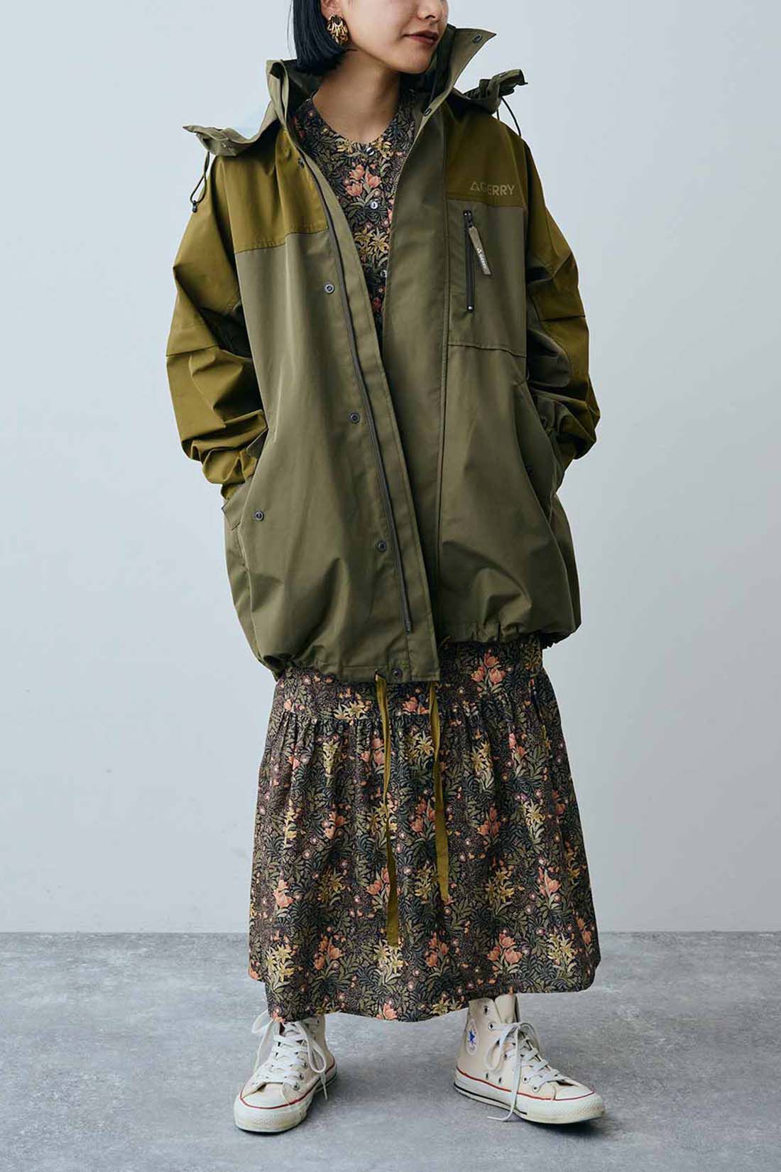 Real Stock|MEDE19F　〈MORRIS Gallery〉プリントロングワンピース〈CHRYSANTHEMUM柄〉|モデル身長：158cm　着用サイズ：M