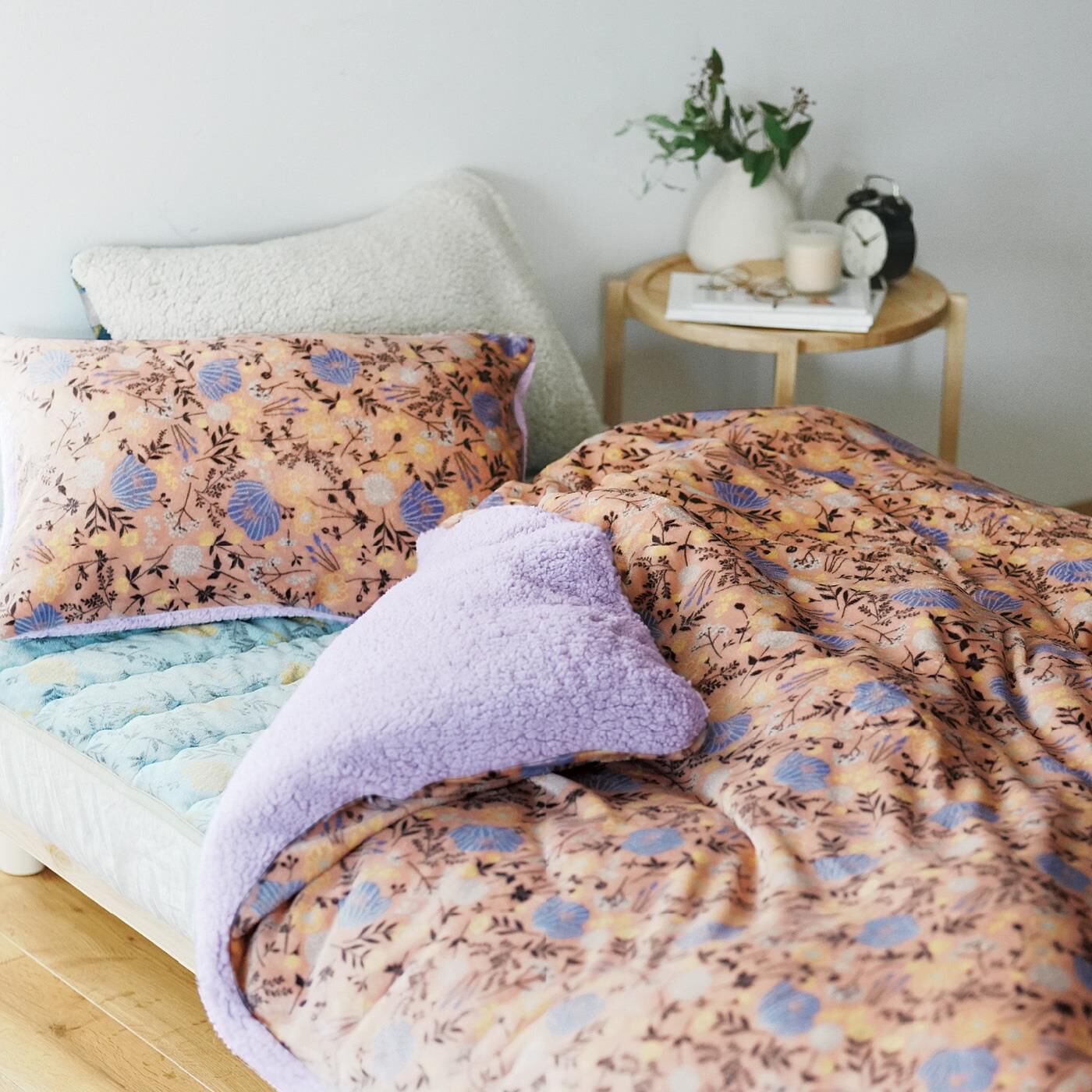 realstock [リアルストック]（Express BOX）|クーフゥ　眠りに至福の肌心地　ほかとろリバーシブル枕カバー〈木陰の花々〉〈ブルー〉|これは参考画像です。お届けするカラーとは異なります。